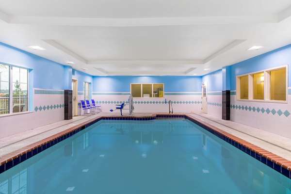 Pool - La Quinta Inn & Suites Fultondale - I-65, Exit 267