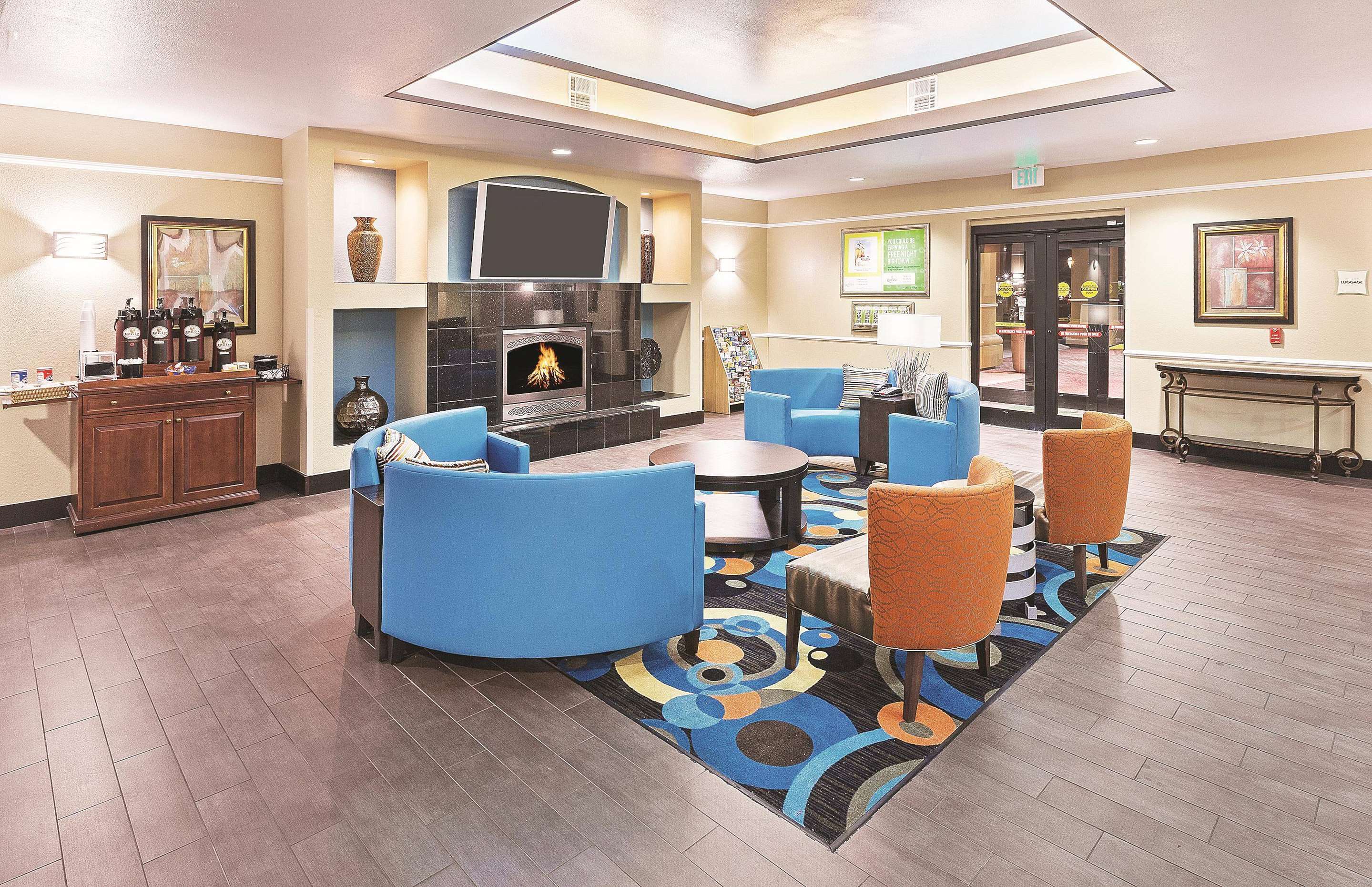Lobby | La Quinta Inn & Suites by Wyndham Houston Hobby Airport
