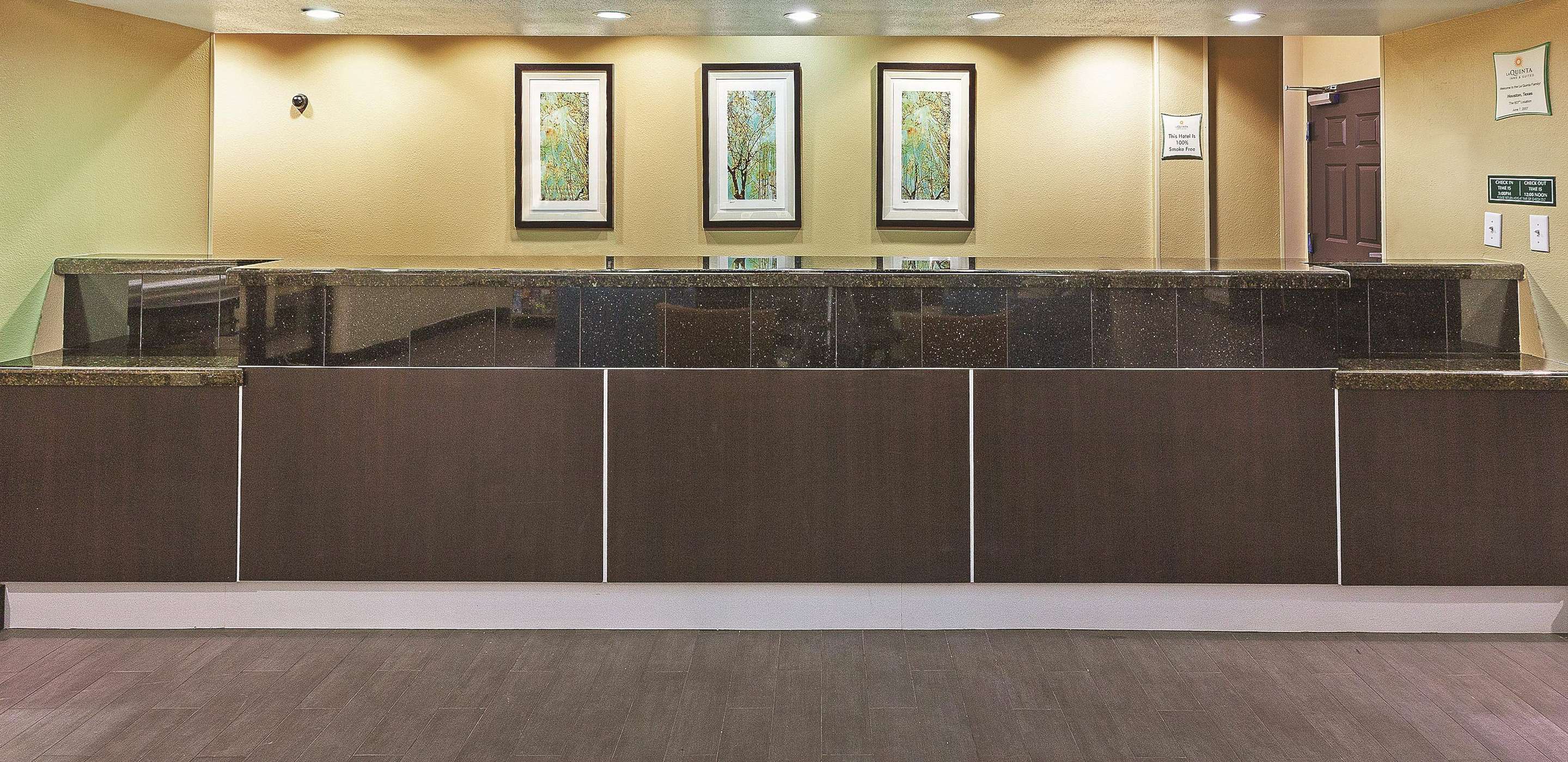 Lobby | La Quinta Inn & Suites by Wyndham Houston Hobby Airport