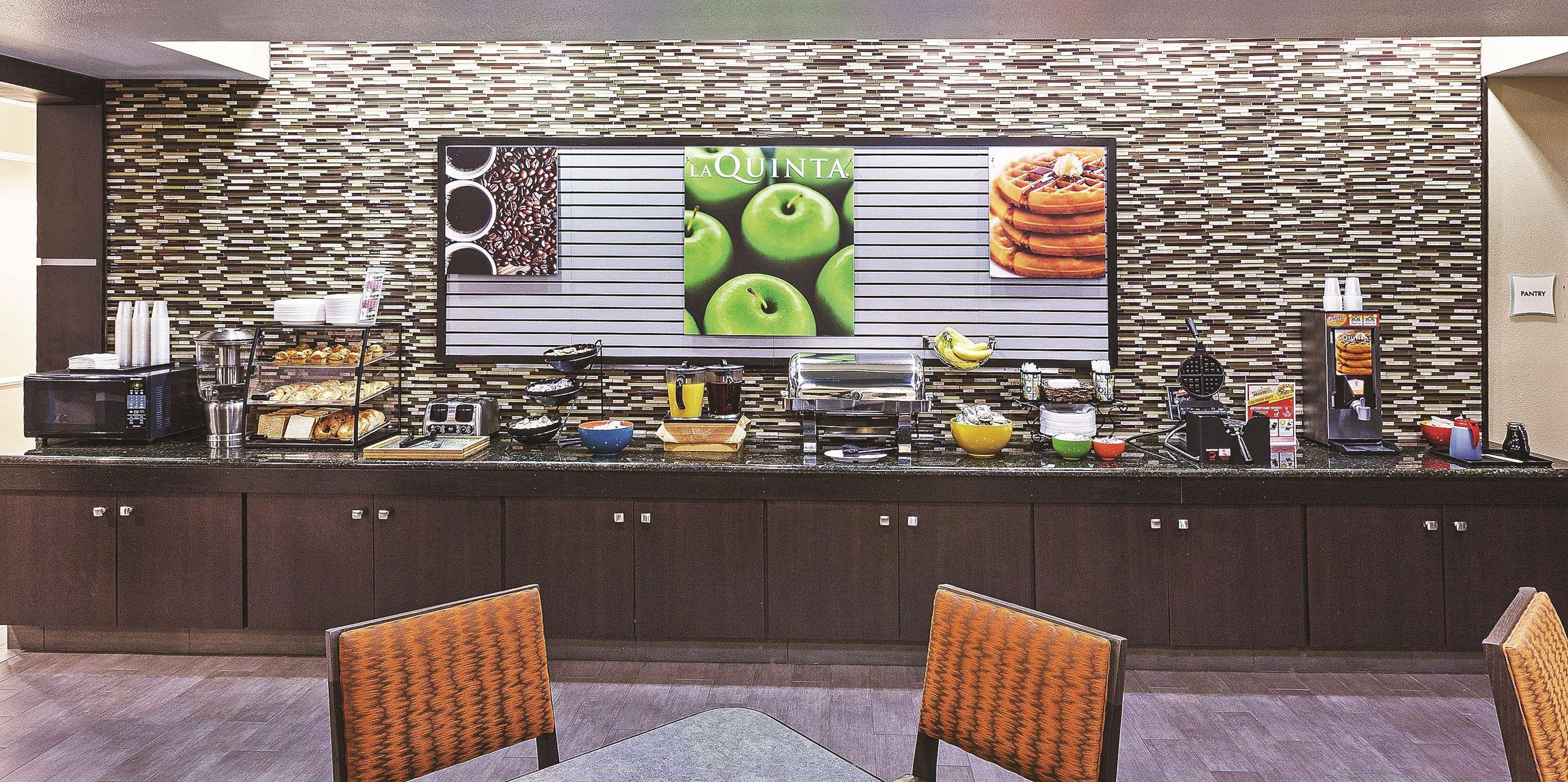 Property amenity | La Quinta Inn & Suites by Wyndham Houston Hobby Airport