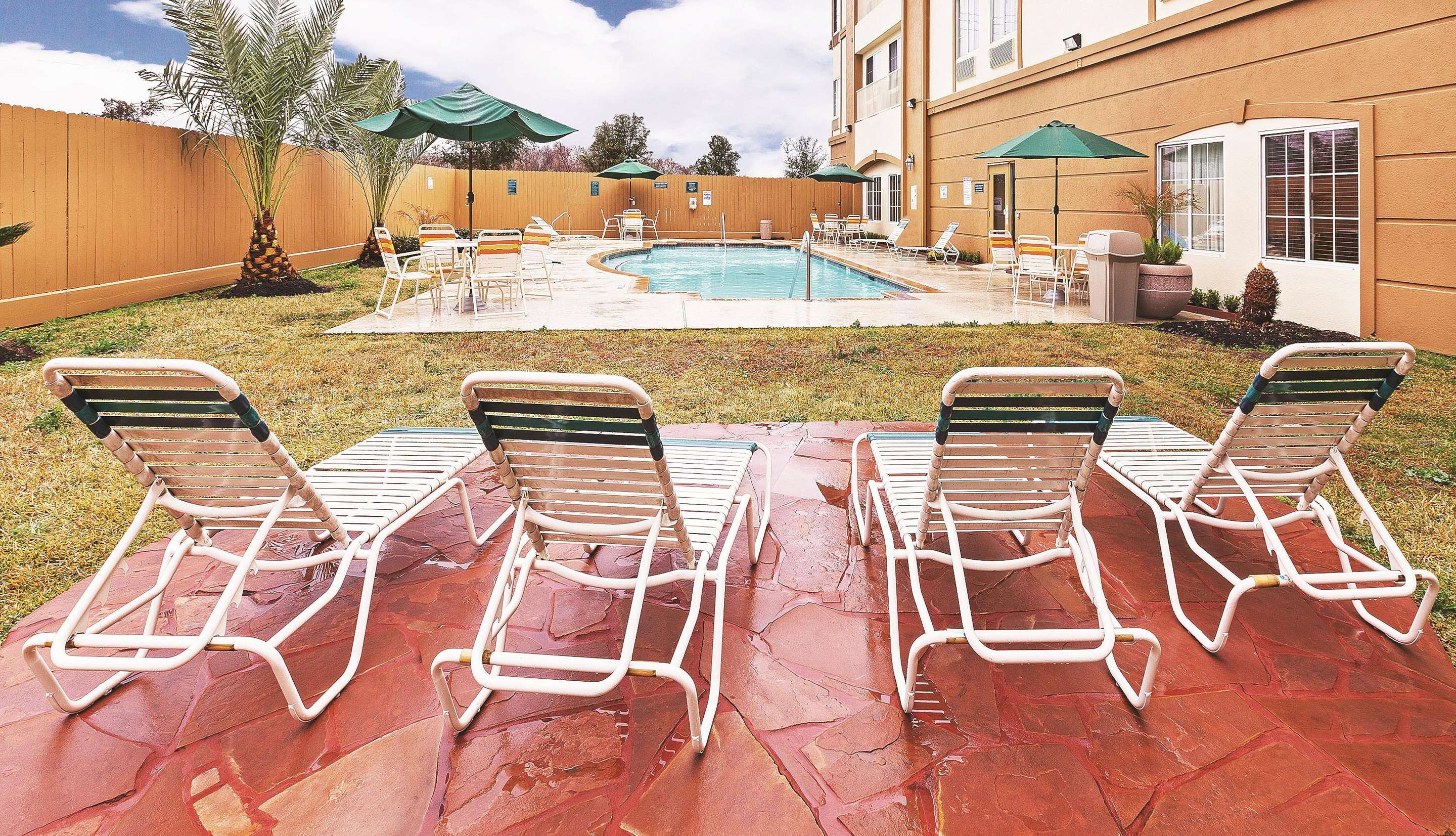 Pool | La Quinta Inn & Suites by Wyndham Houston Hobby Airport