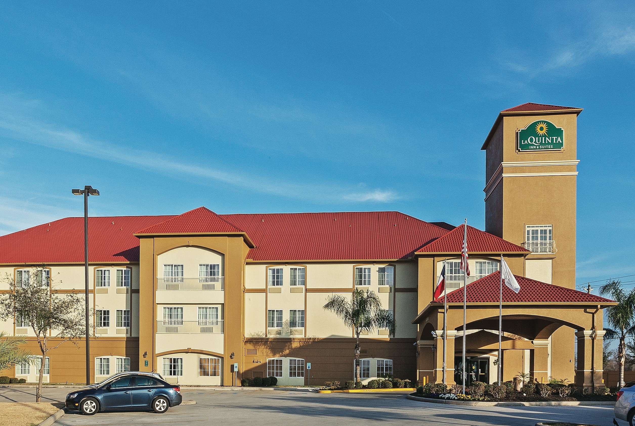 Exterior | La Quinta Inn & Suites by Wyndham Houston Hobby Airport