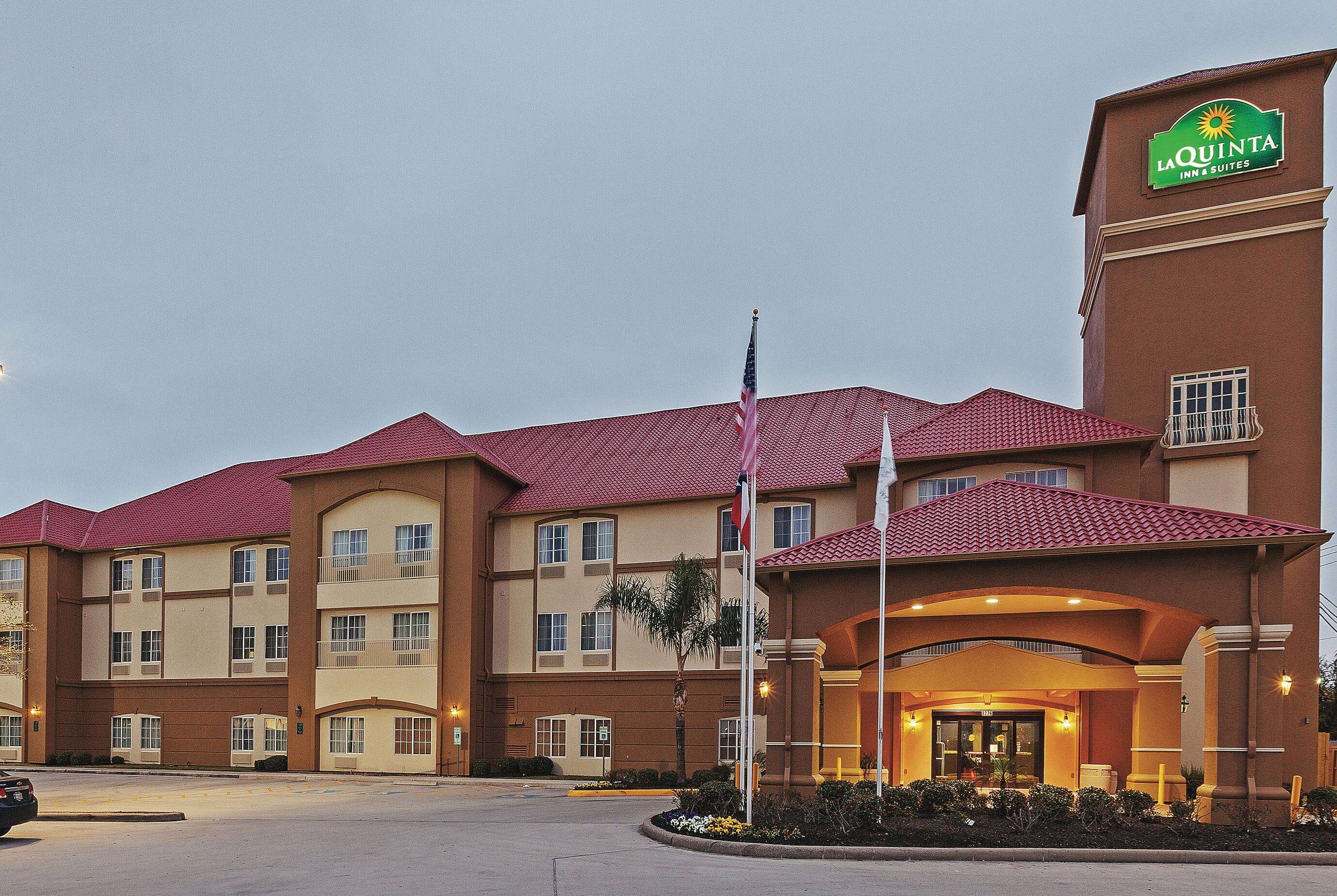 Exterior | La Quinta Inn & Suites by Wyndham Houston Hobby Airport