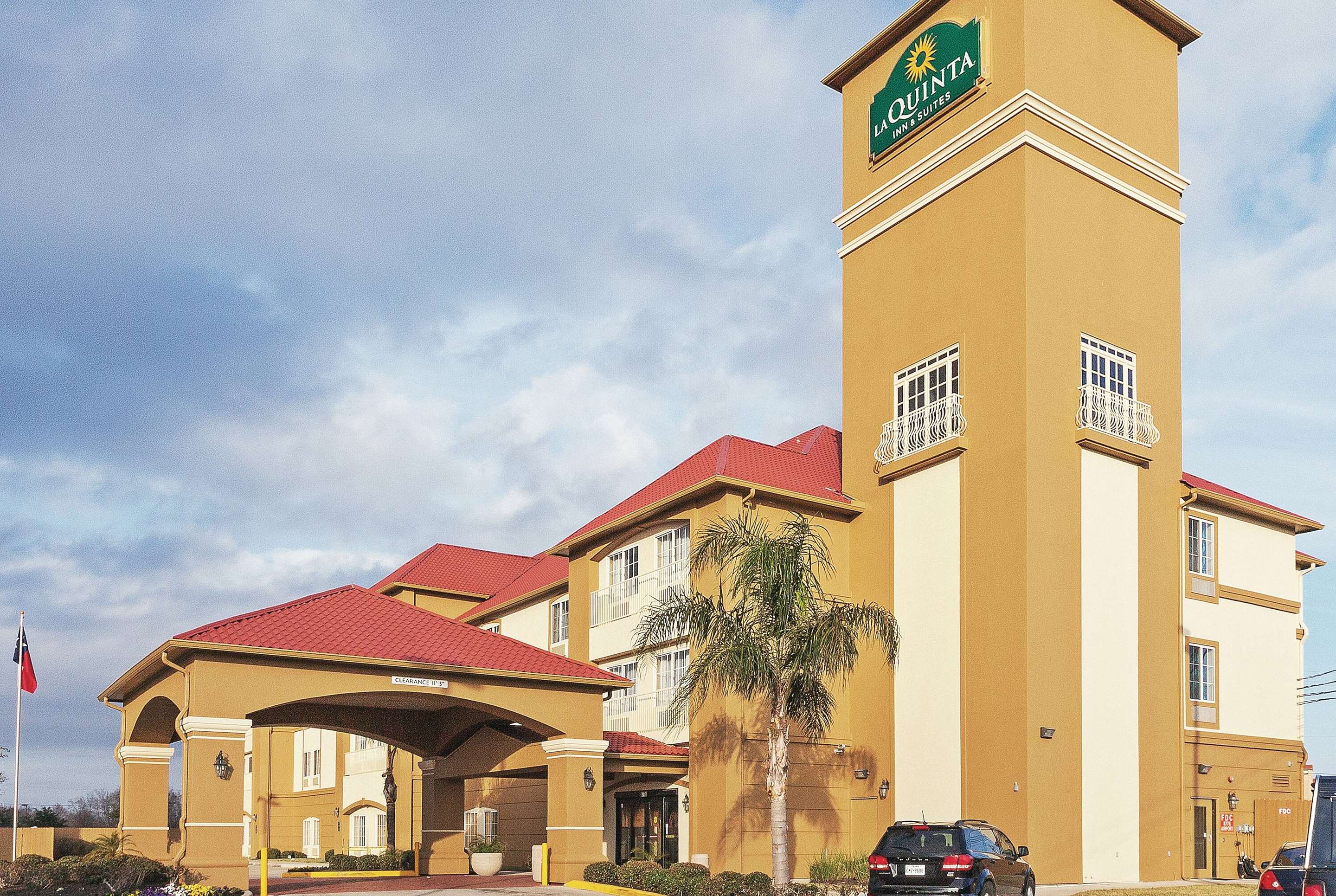 Exterior | La Quinta Inn & Suites by Wyndham Houston Hobby Airport