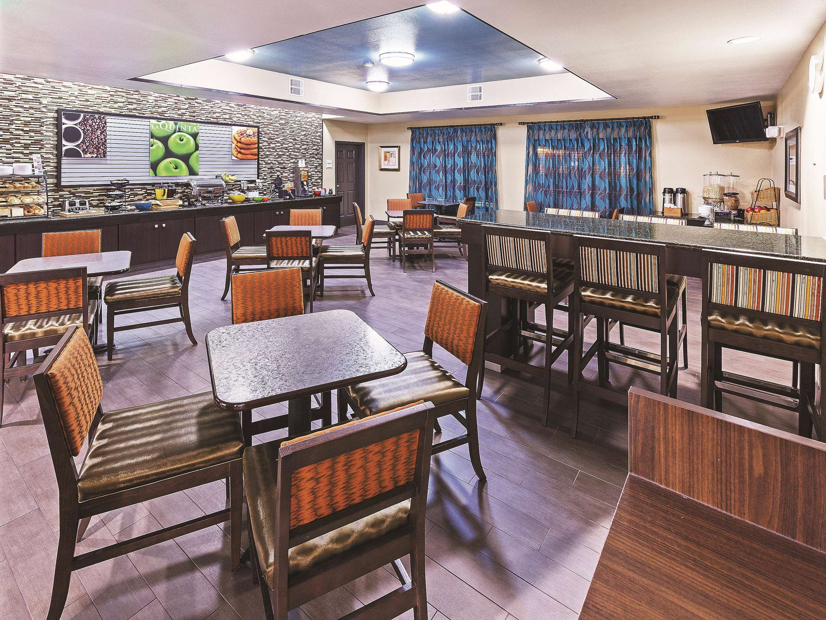Property amenity | La Quinta Inn & Suites by Wyndham Houston Hobby Airport