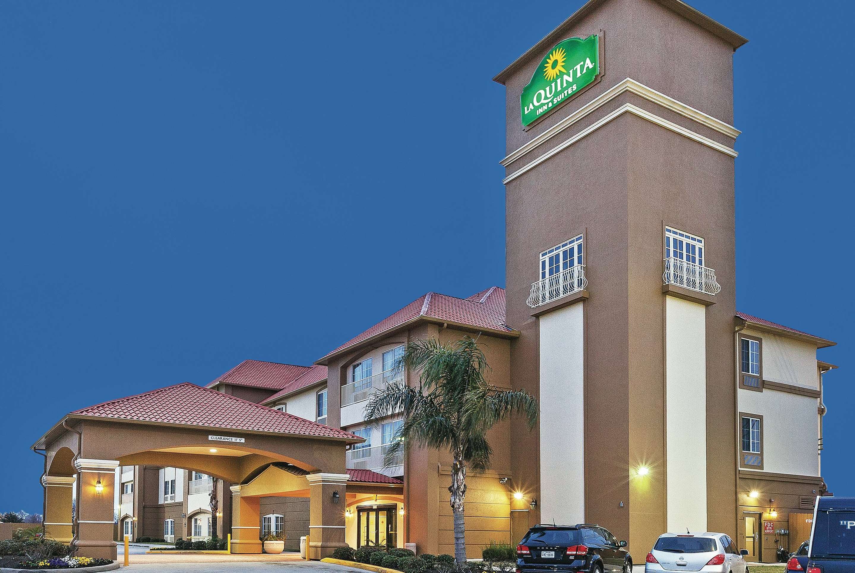 Exterior | La Quinta Inn & Suites by Wyndham Houston Hobby Airport