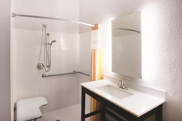  - La Quinta Inn Mansfield