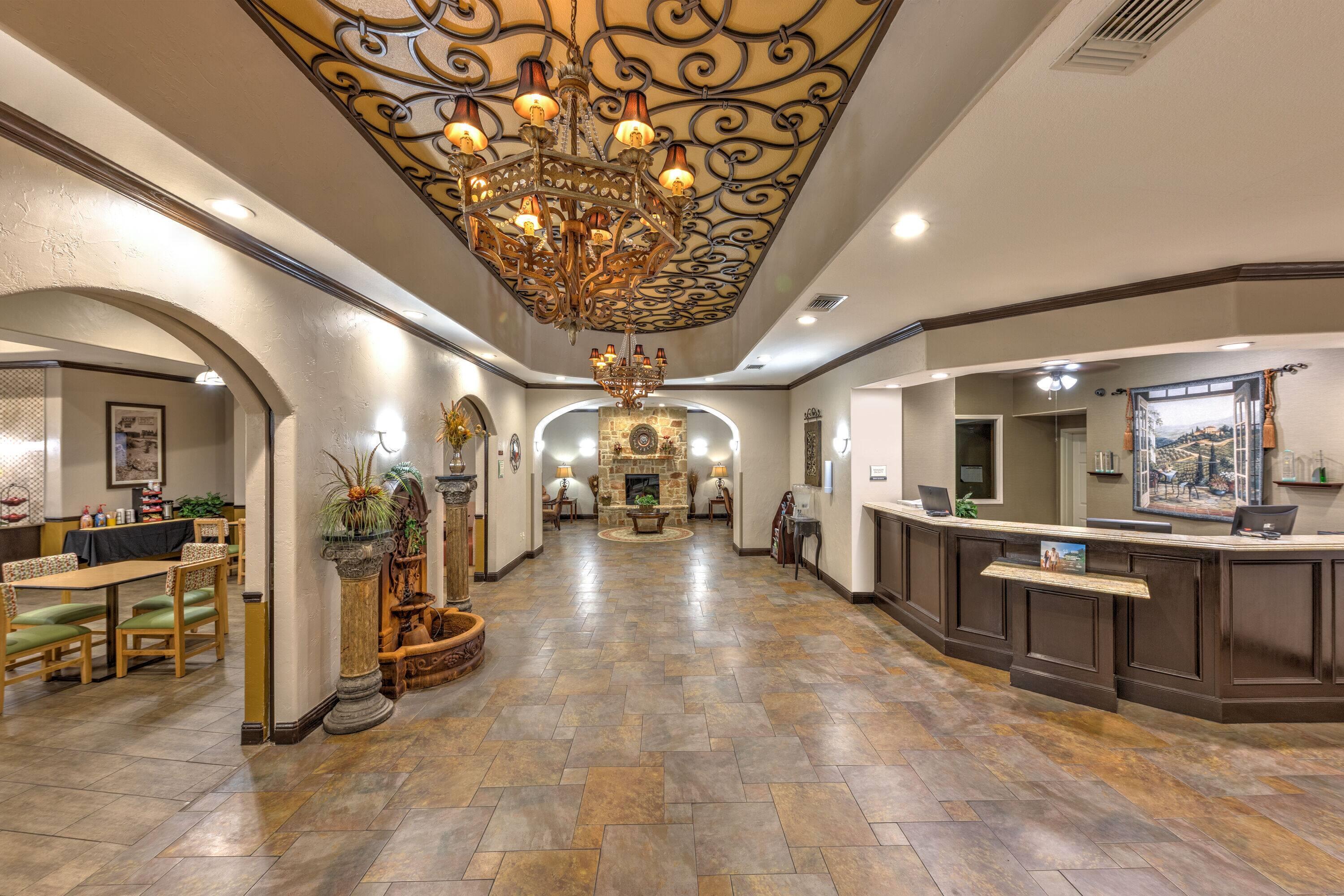 Lobby | La Quinta Inn & Suites by Wyndham Marble Falls
