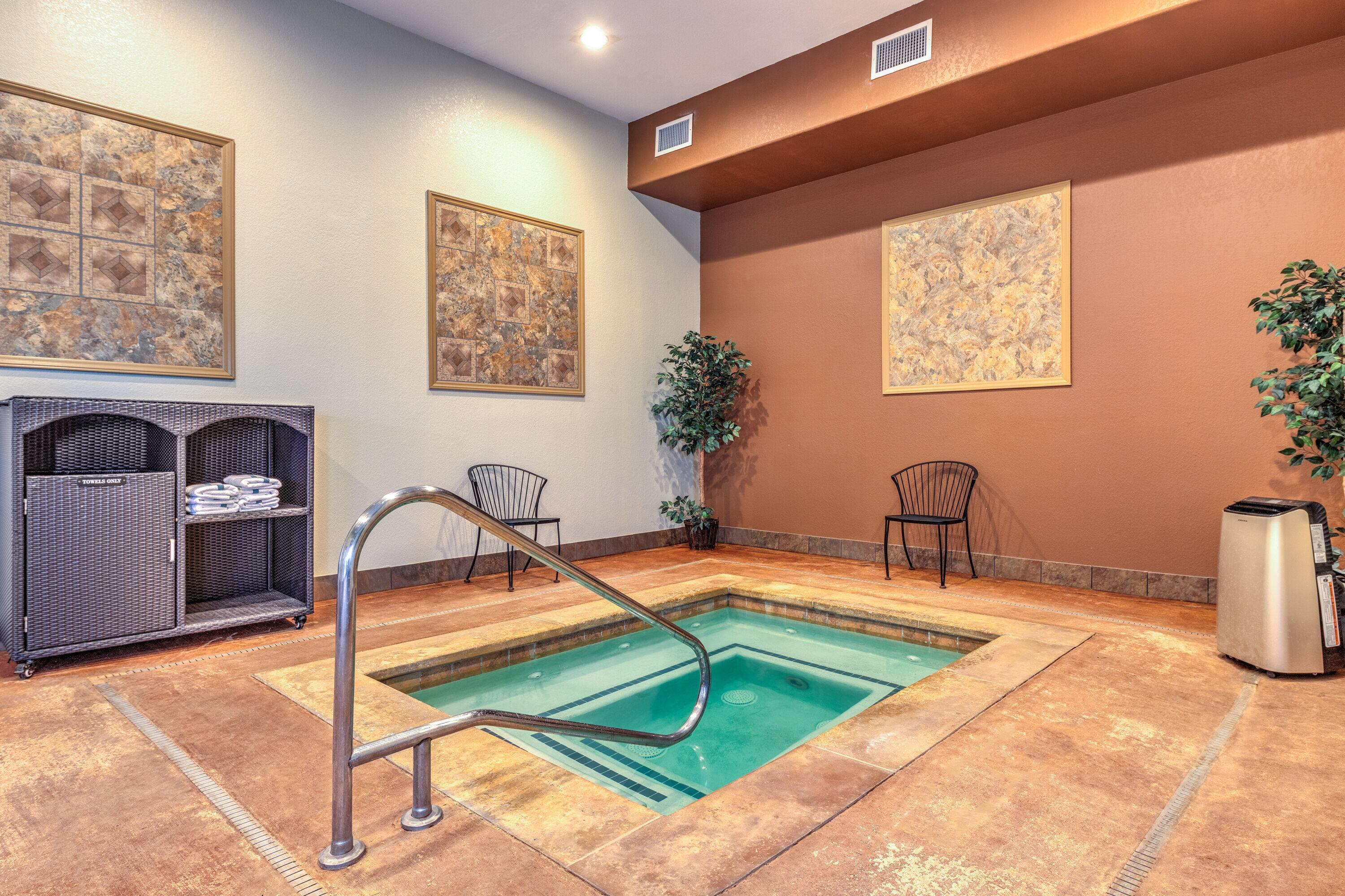 Pool | La Quinta Inn & Suites by Wyndham Marble Falls