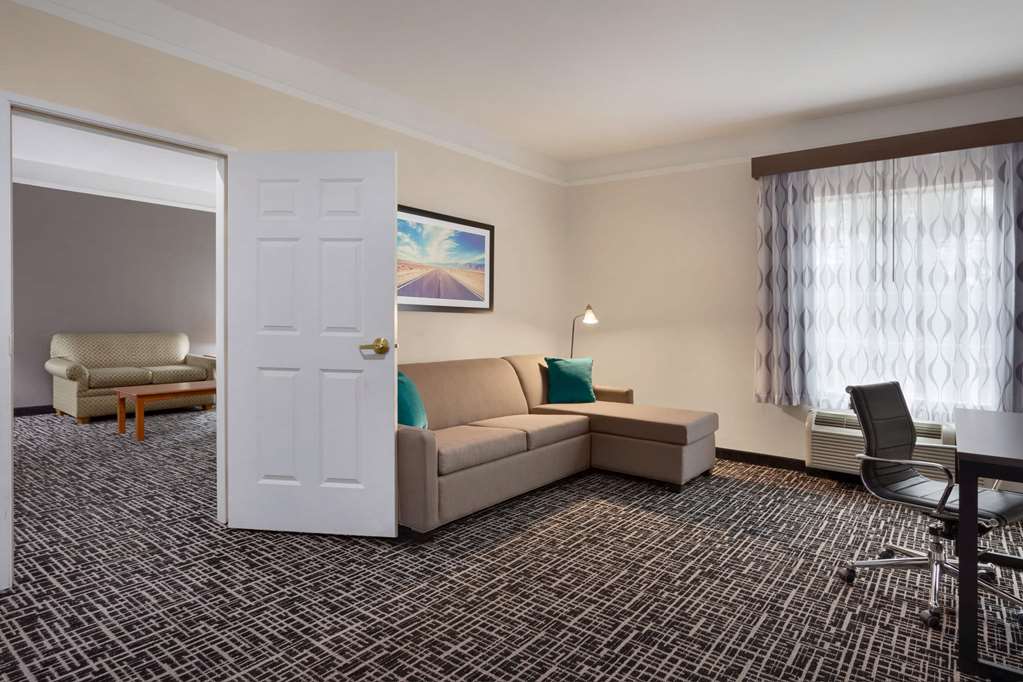 LA QUINTA INN STE LONGVIEW SOUTH-guestroom-Guest Room,Suite,On-Site.jpg