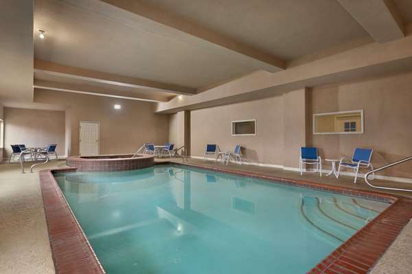 Pool - La Quinta Inn & Suites Longview - I-20, Exit 596