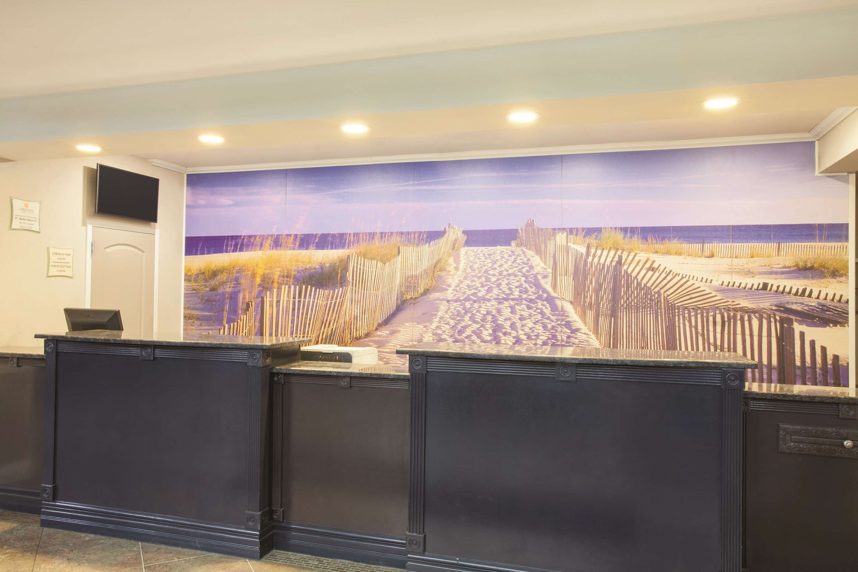 Lobby | La Quinta Inn & Suites by Wyndham Fort Walton Beach
