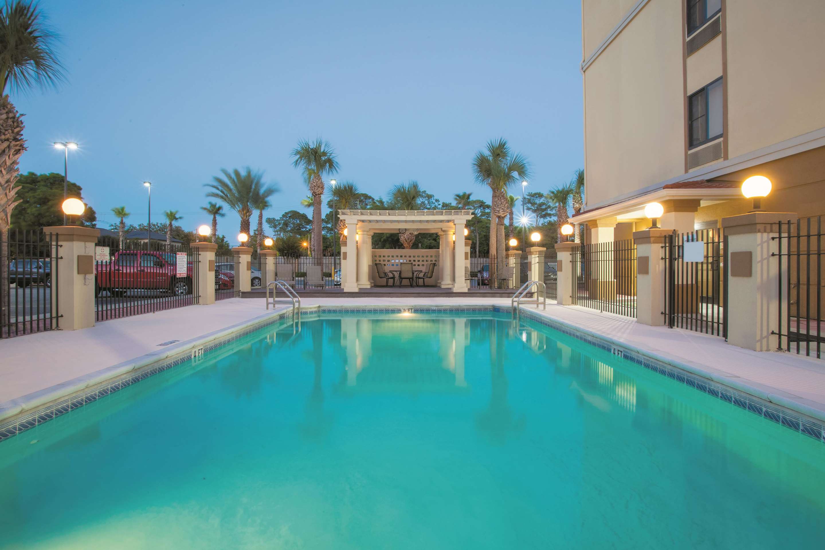 Pool | La Quinta Inn & Suites by Wyndham Fort Walton Beach
