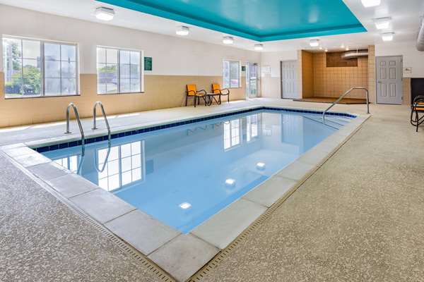 Pool - La Quinta Inn & Suites Norfolk - I-64, Exit 281