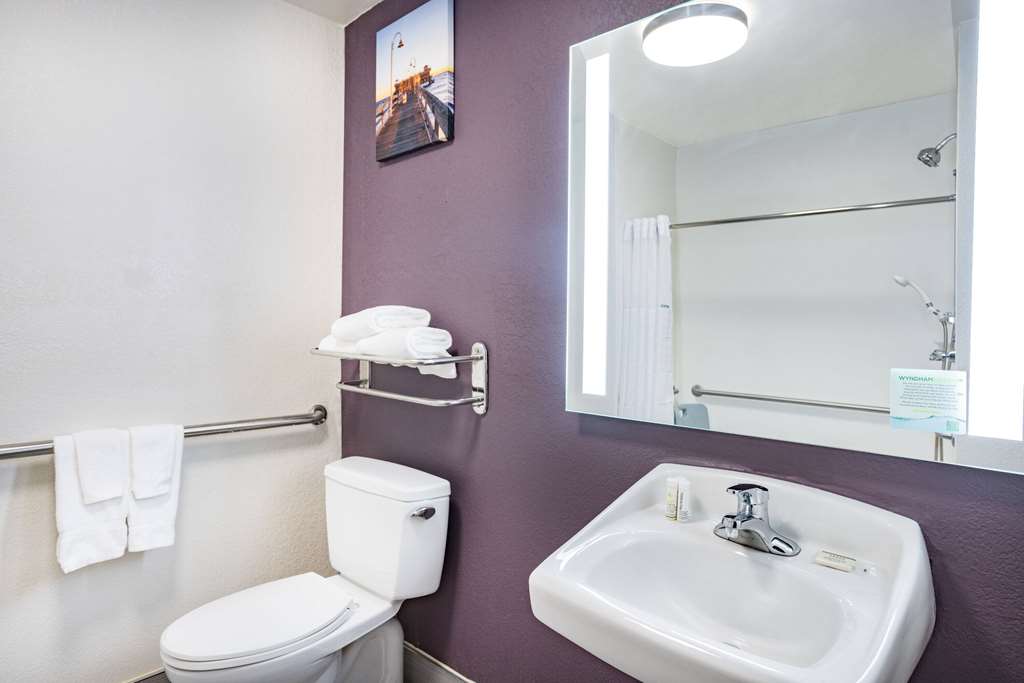 LA QUINTA INN STE NORFOLK AP-guestroom-Guest Room,Bathroom,Accessibility,On-Site.jpg