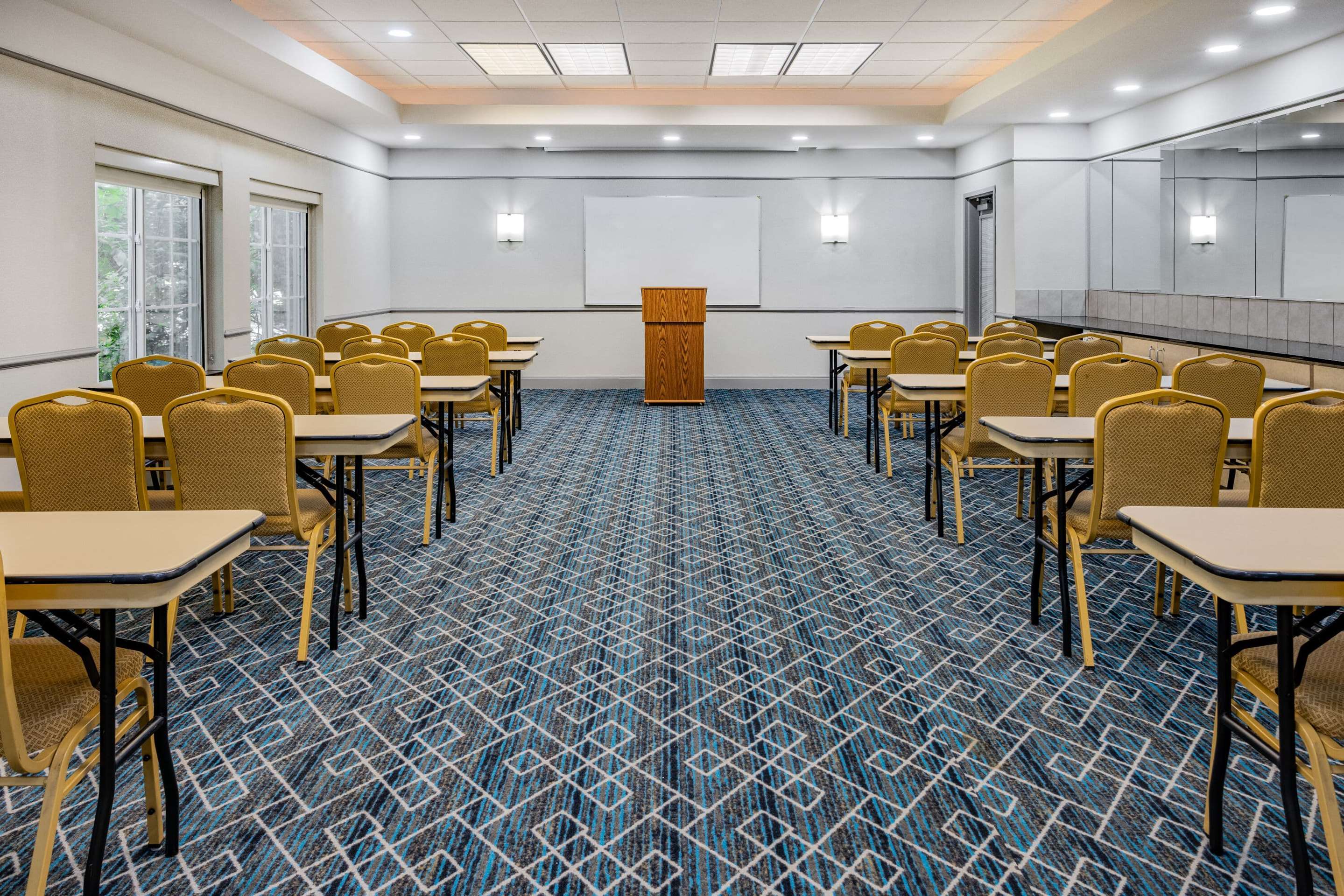 Meeting Room | La Quinta Inn & Suites by Wyndham Norfolk