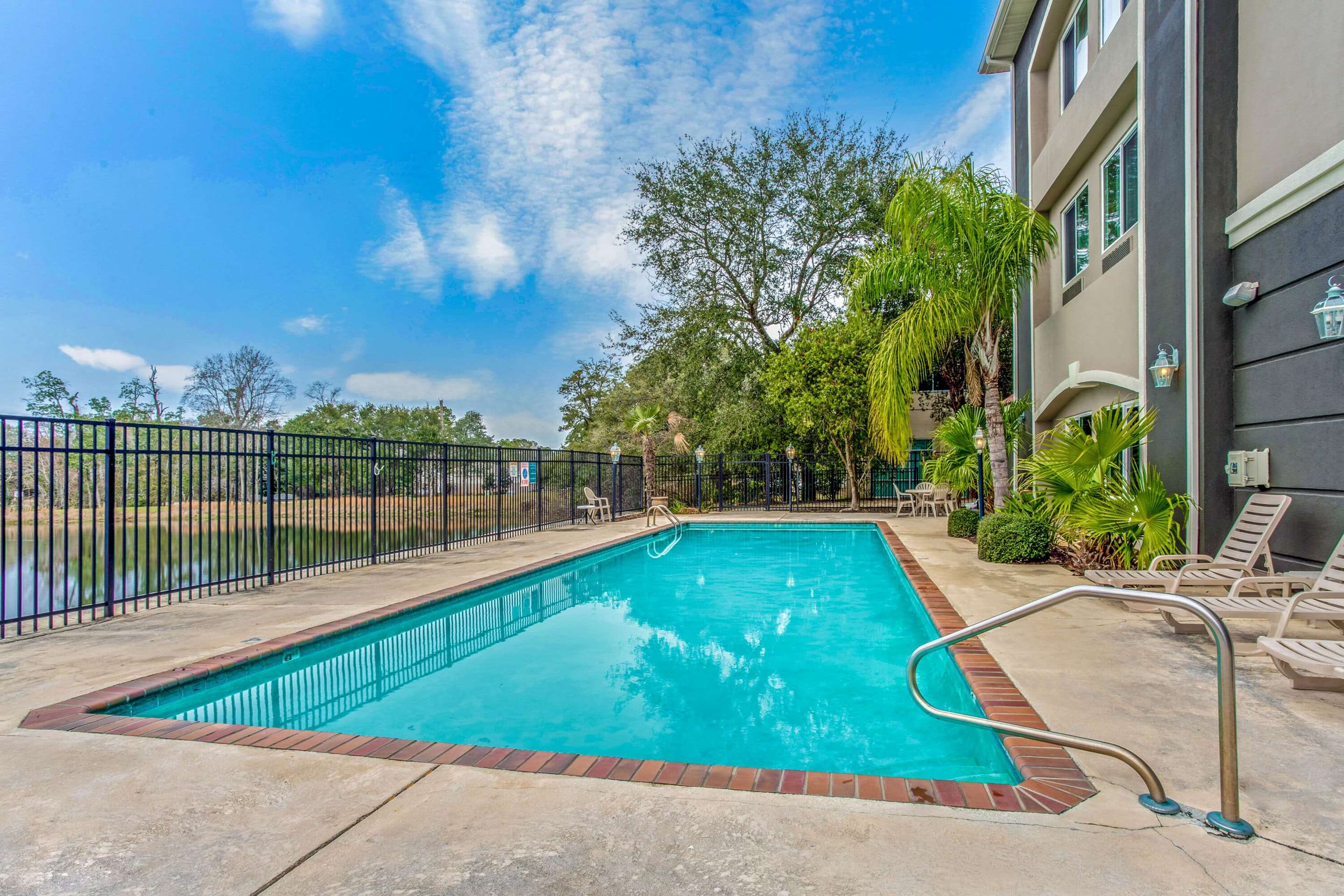 Pool | La Quinta Inn & Suites by Wyndham Biloxi