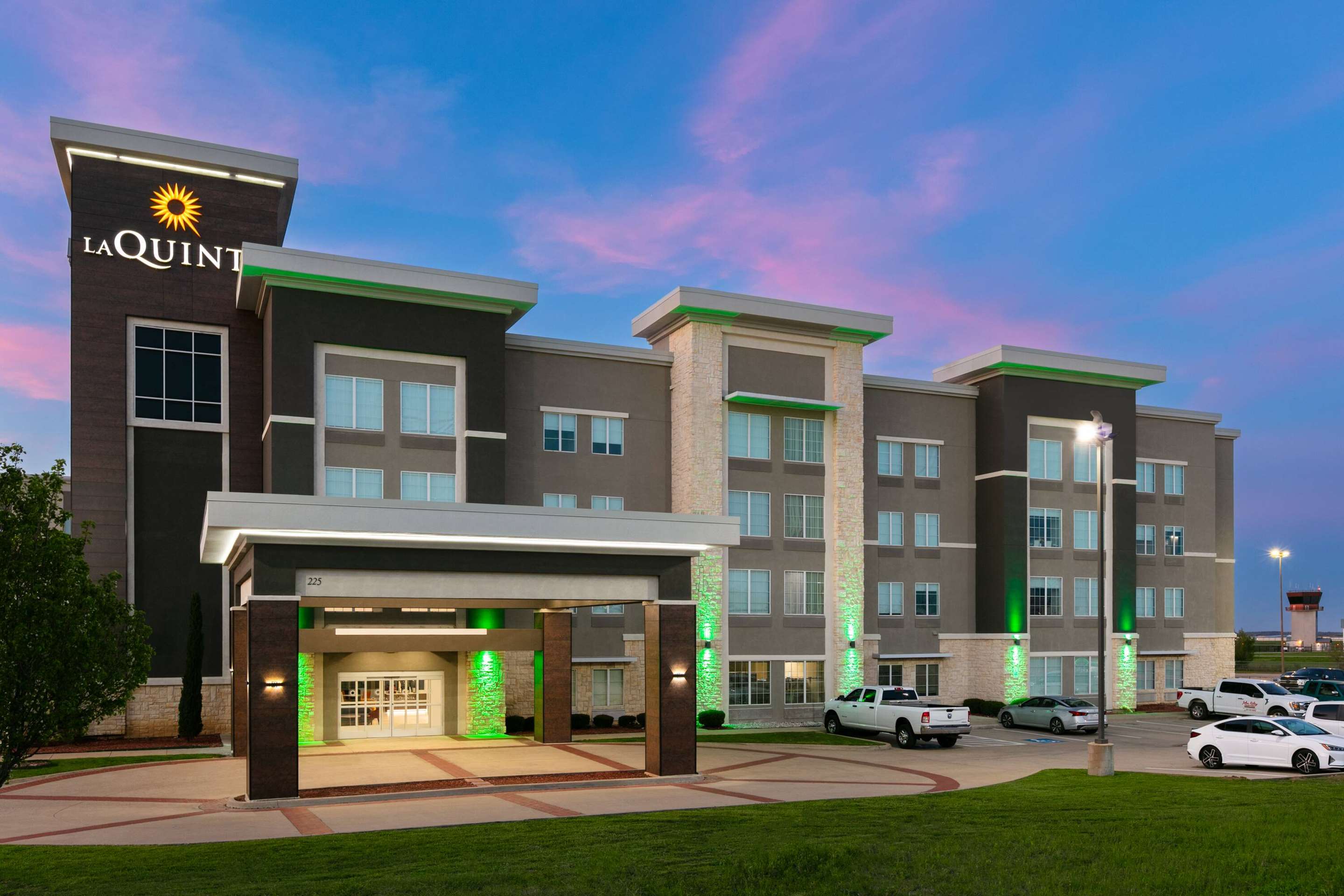 Exterior | La Quinta Inn & Suites by Wyndham Burleson