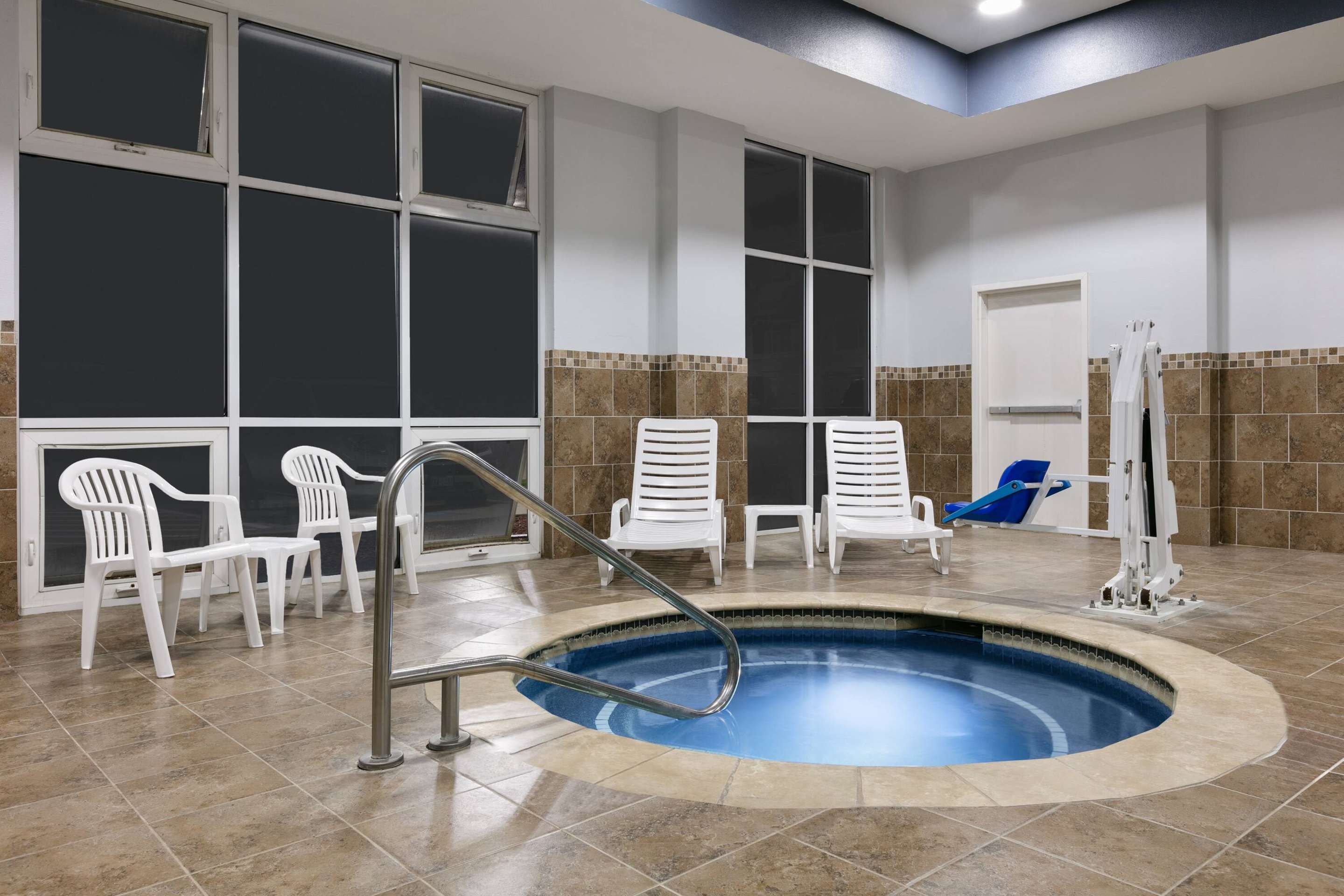 Pool | La Quinta Inn & Suites by Wyndham Burleson