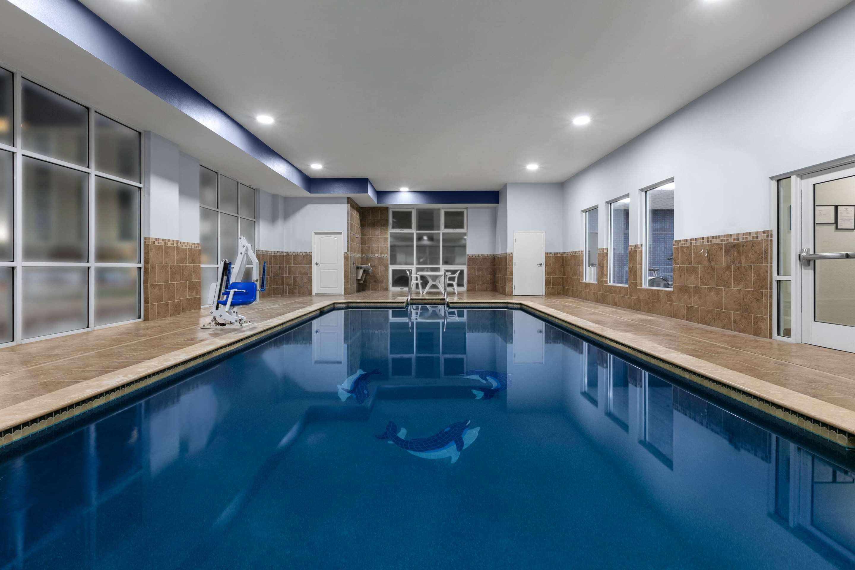 Pool - indoor | La Quinta Inn & Suites by Wyndham Burleson