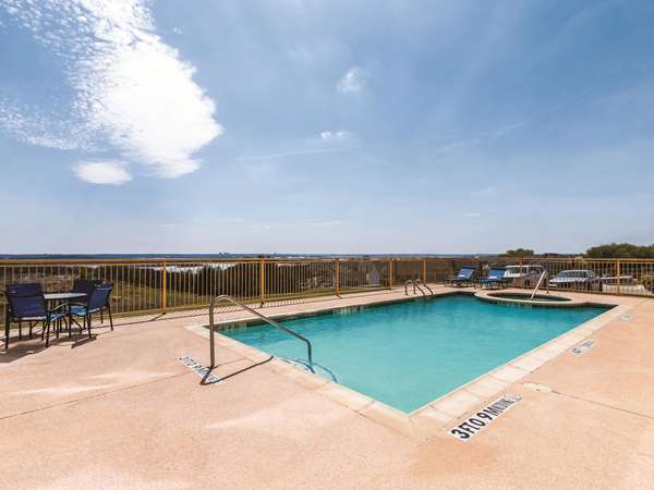 Pool - La Quinta Inn & Suites Lake Worth - I-820, Exit 9 & 10A