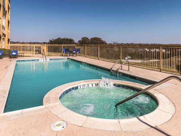 Pool - La Quinta Inn & Suites Lake Worth - I-820, Exit 9 & 10A