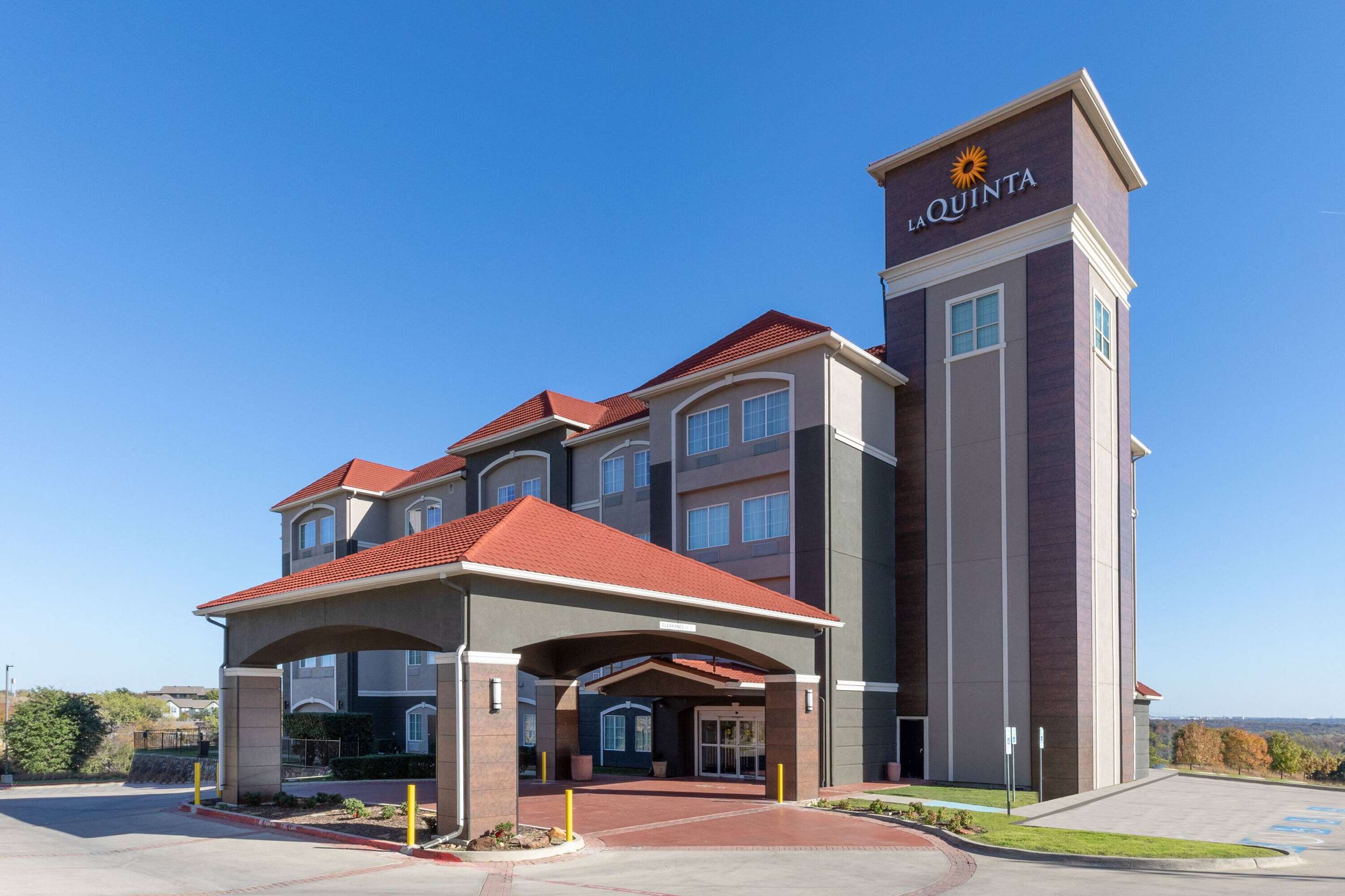 Exterior | La Quinta Inn & Suites by Wyndham Fort Worth - Lake Worth