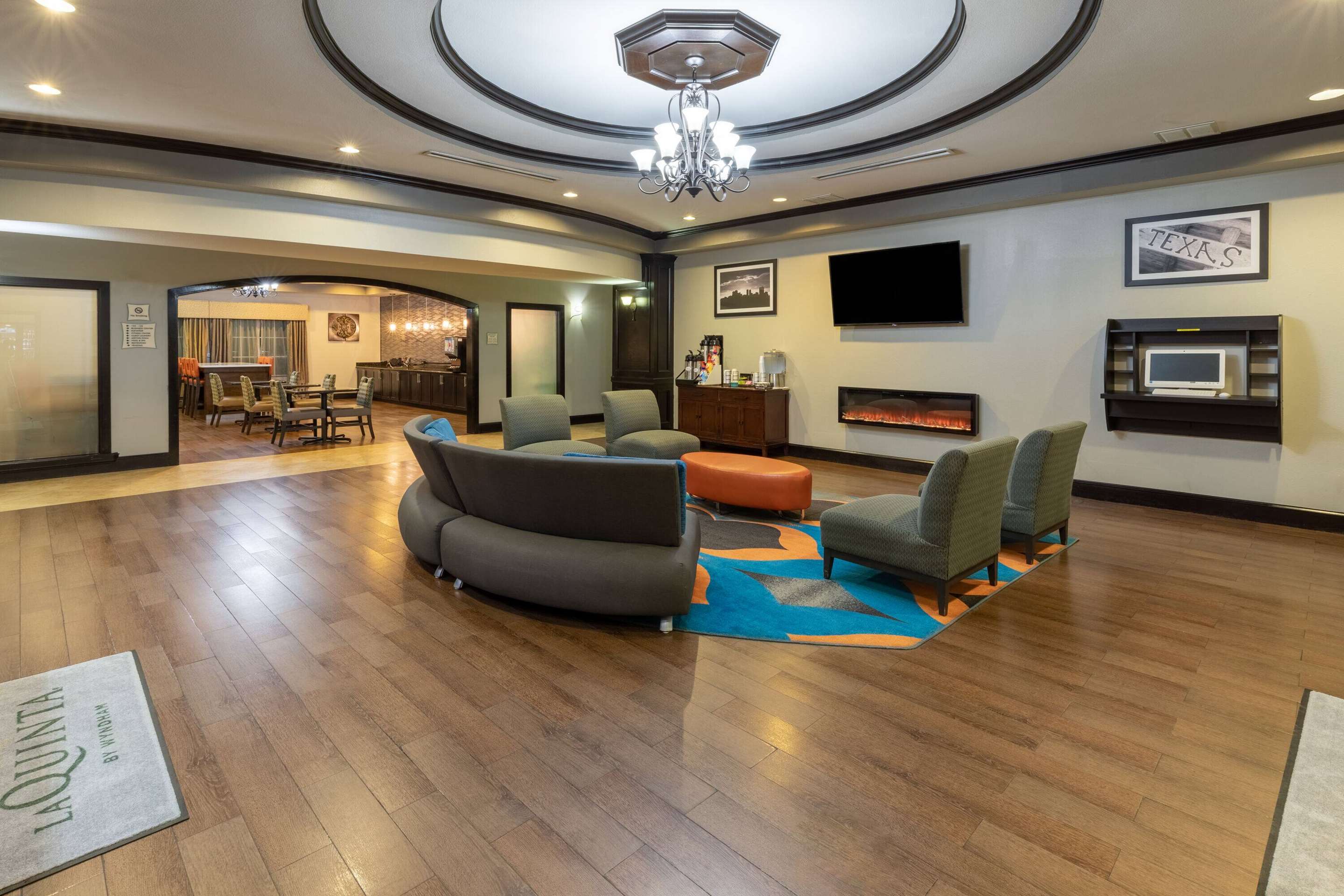 Lobby | La Quinta Inn & Suites by Wyndham Fort Worth - Lake Worth
