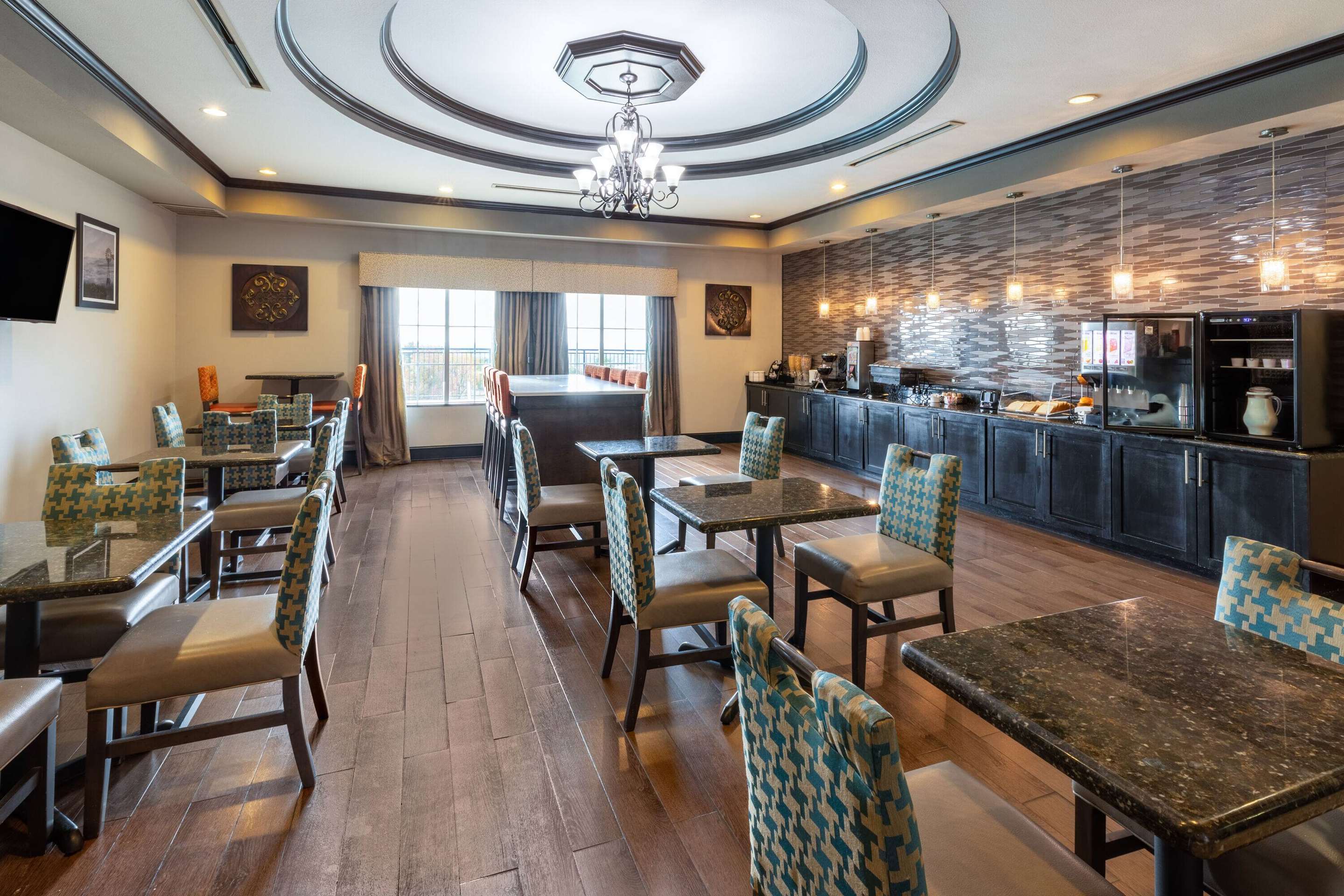 Breakfast Area | La Quinta Inn & Suites by Wyndham Fort Worth - Lake Worth