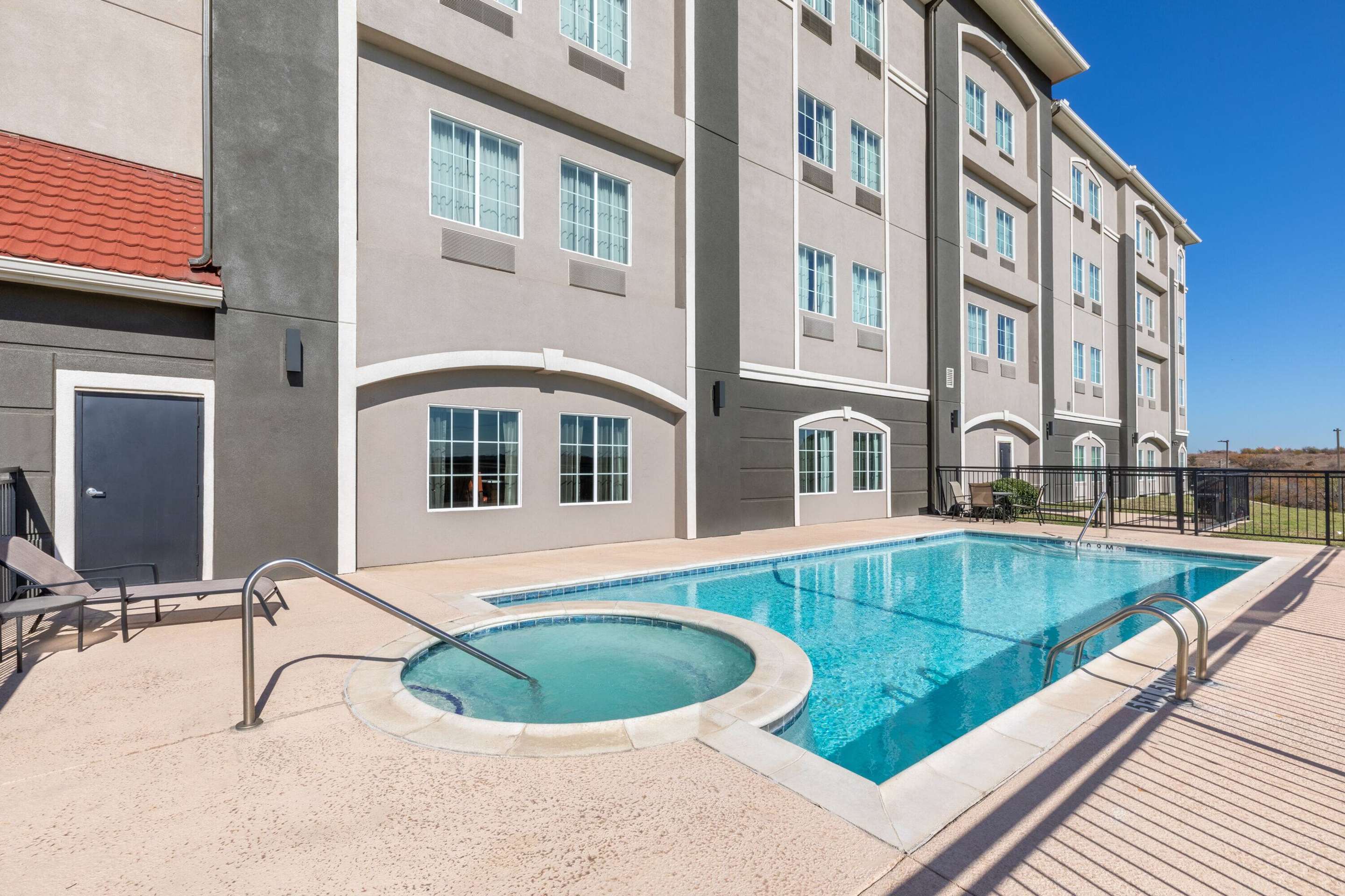 Pool | La Quinta Inn & Suites by Wyndham Fort Worth - Lake Worth