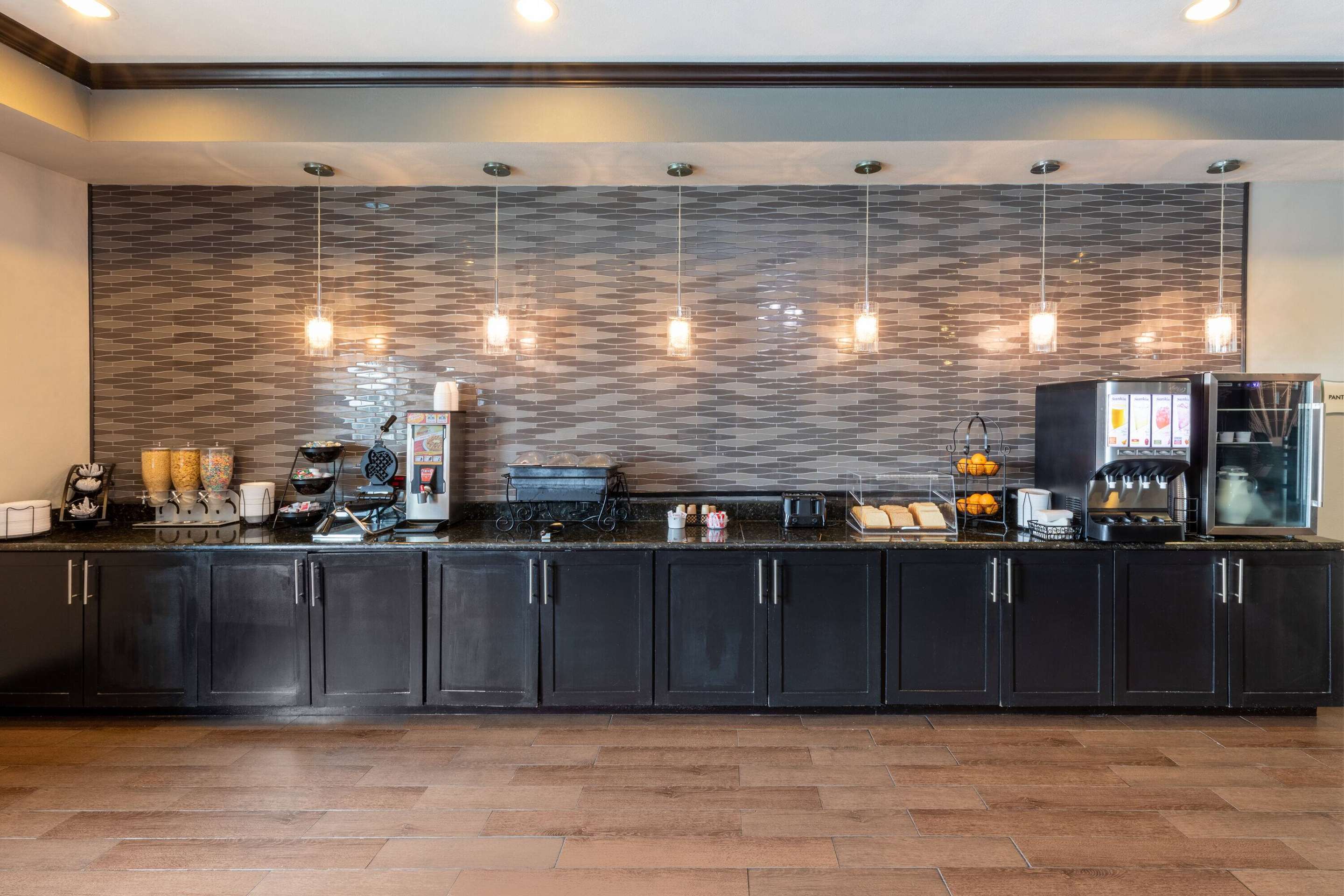 Breakfast Area | La Quinta Inn & Suites by Wyndham Fort Worth - Lake Worth