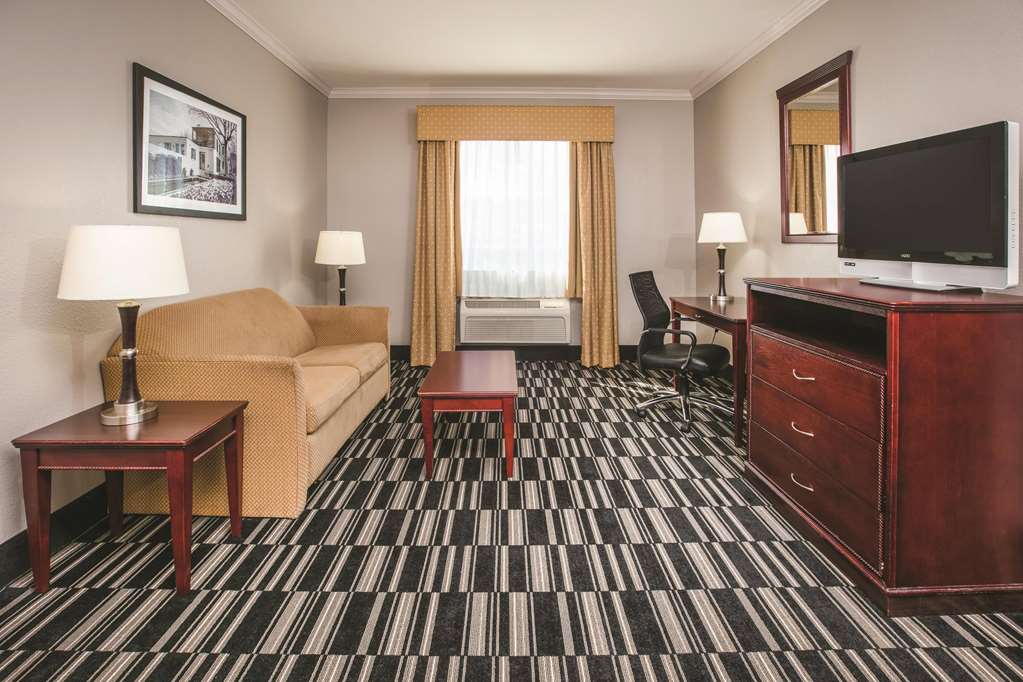 BAYMONT DALLAS SOUTH DESOTO-guestroom-Guest Room,Suite,On-Site.jpg