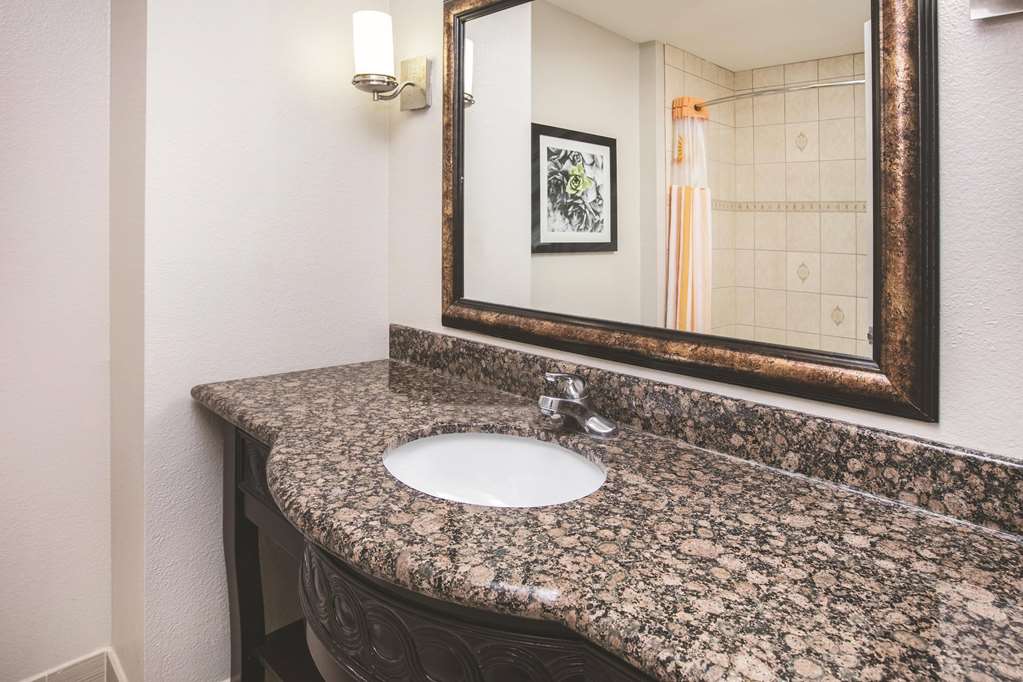BAYMONT DALLAS SOUTH DESOTO-guestroom-Guest Room,Bathroom,On-Site.jpg