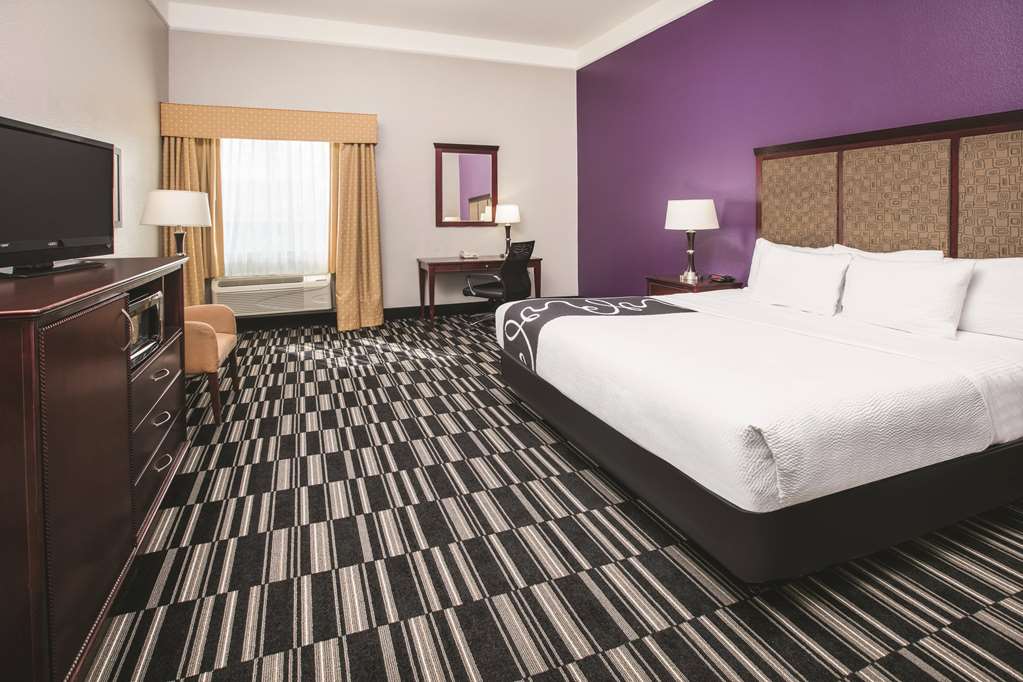BAYMONT DALLAS SOUTH DESOTO-guestroom-Guest Room,On-Site.jpg