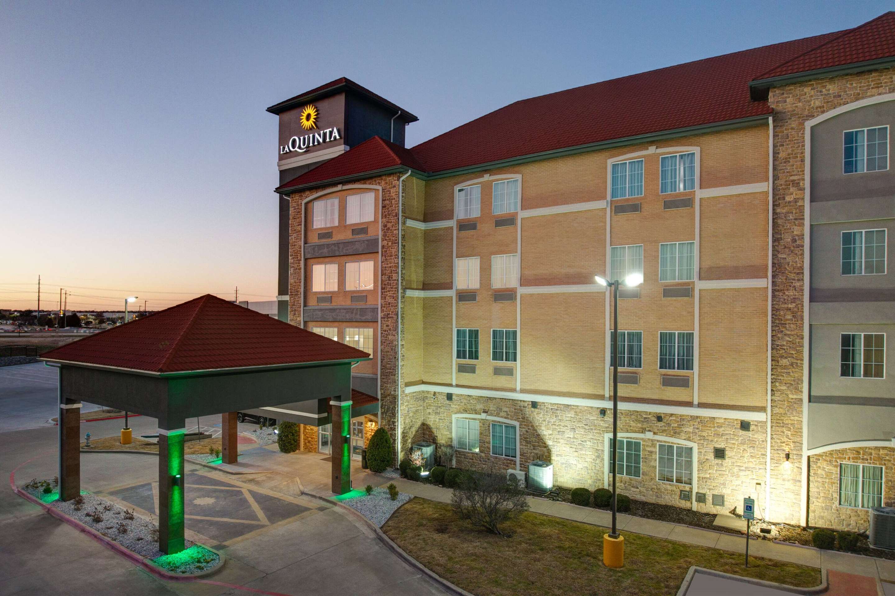 Exterior | La Quinta Inn & Suites by Wyndham Allen at The Village