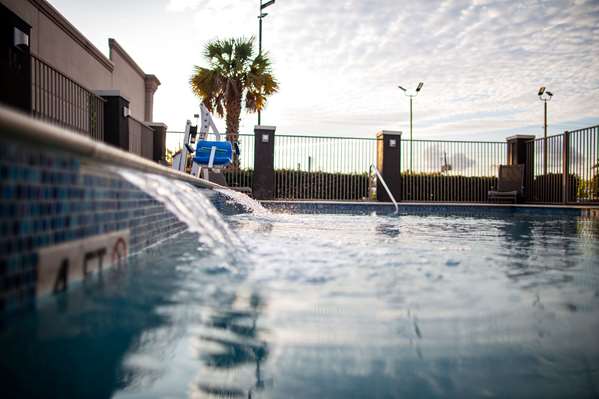 Pool - La Quinta Inn & Suites Normandy Houston - I-10, Exit 778 & 778B