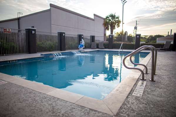 Pool - La Quinta Inn & Suites Normandy Houston - I-10, Exit 778 & 778B