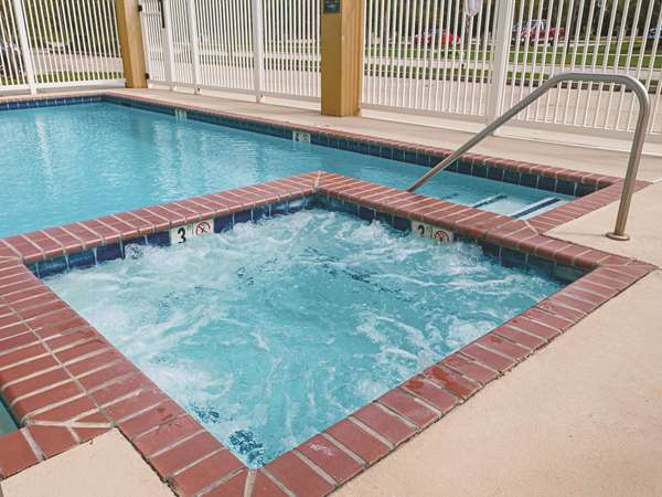 Pool - La Quinta Inn & Suites Slidell - I-12, Exit 80