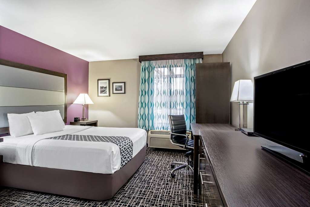 LA QUINTA INN RADFORD-guestroom-Guest Room,On-Site.jpg