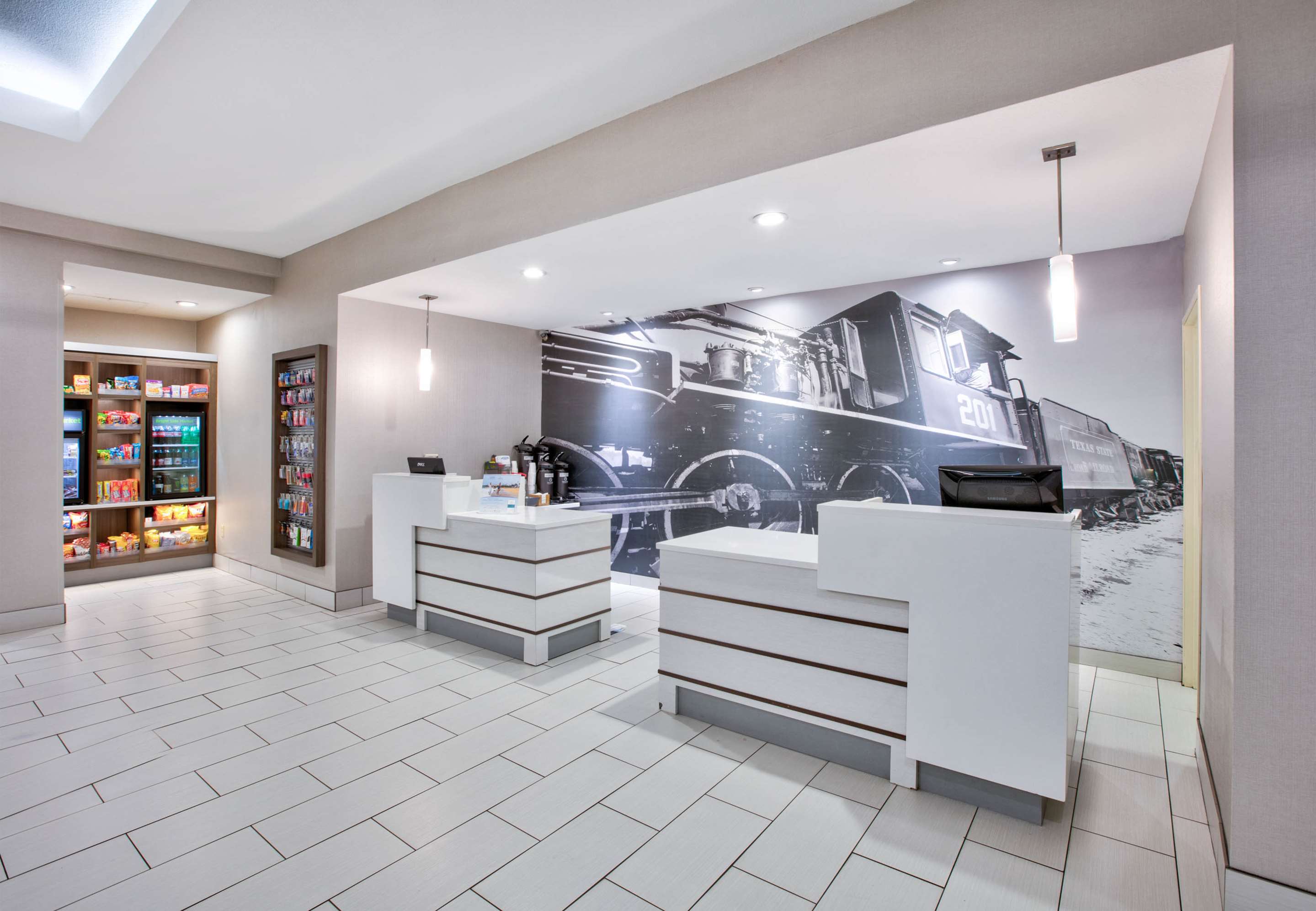 lobby view | La Quinta Inn & Suites by Wyndham Palestine