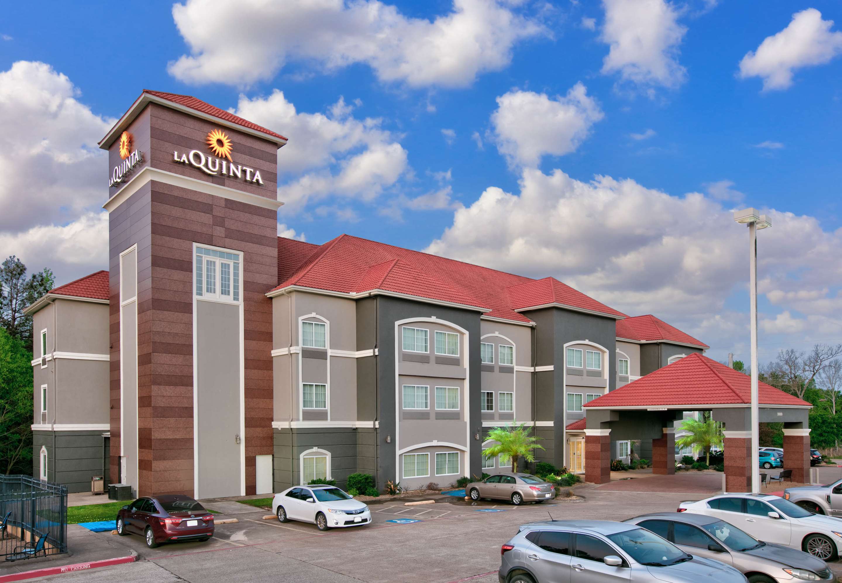 exterior view | La Quinta Inn & Suites by Wyndham Palestine