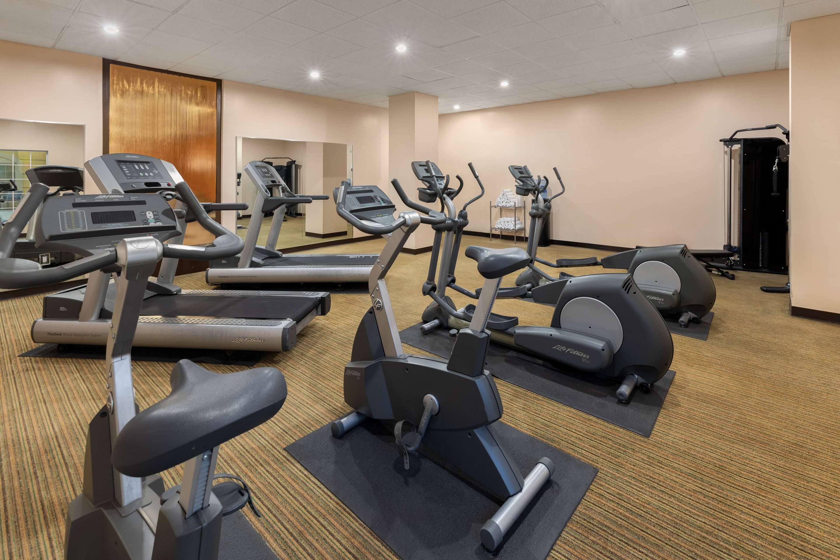 Health club fitness center gym | La Quinta Inn & Suites by Wyndham San Antonio Medical Ctr NW