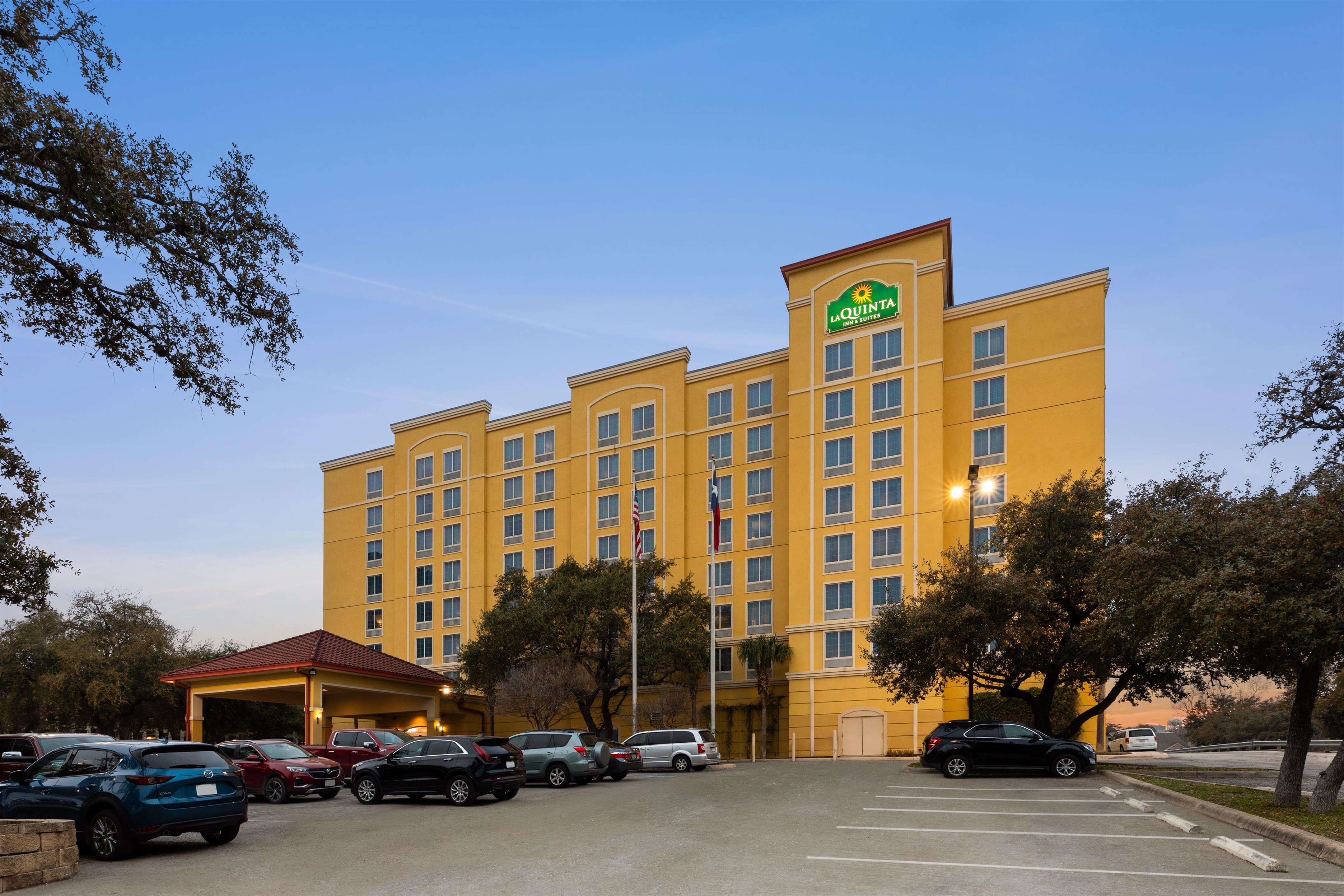 Exterior | La Quinta Inn & Suites by Wyndham San Antonio Medical Ctr NW