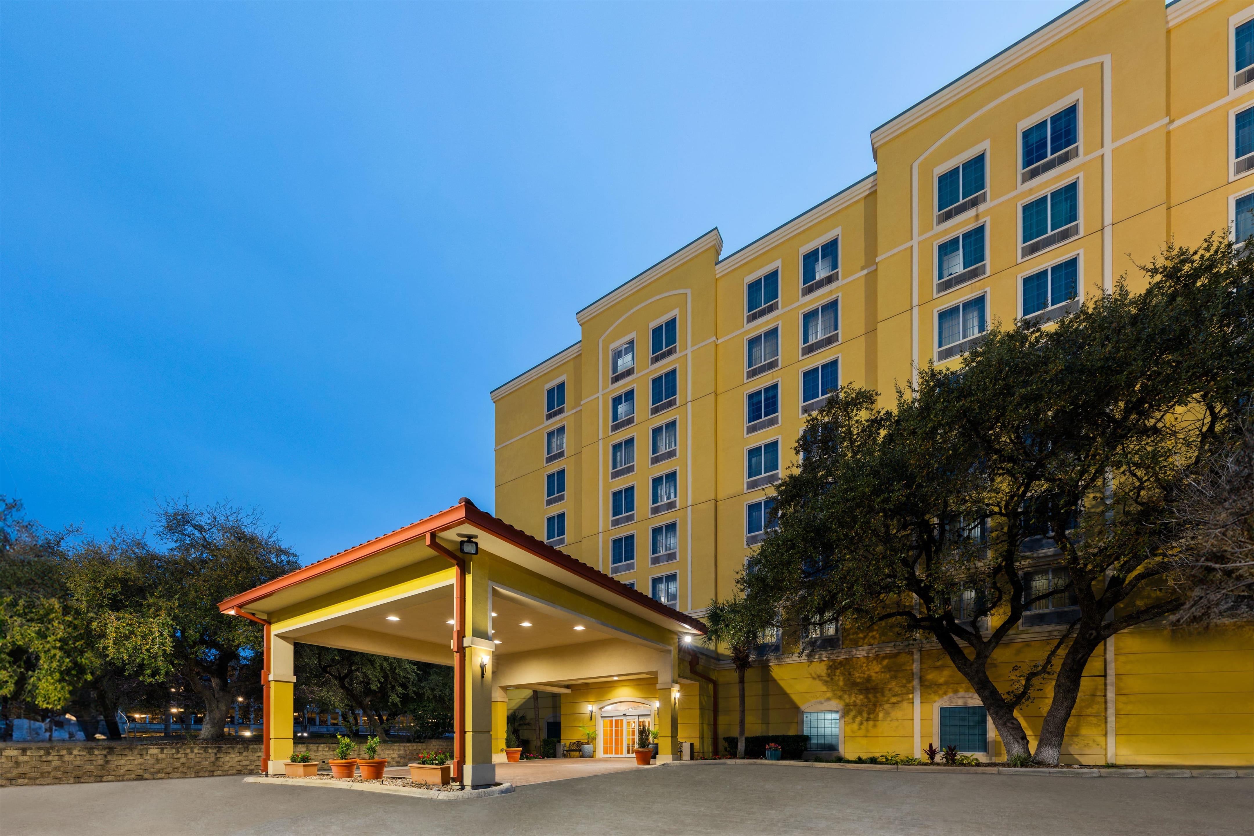 Exterior | La Quinta Inn & Suites by Wyndham San Antonio Medical Ctr NW