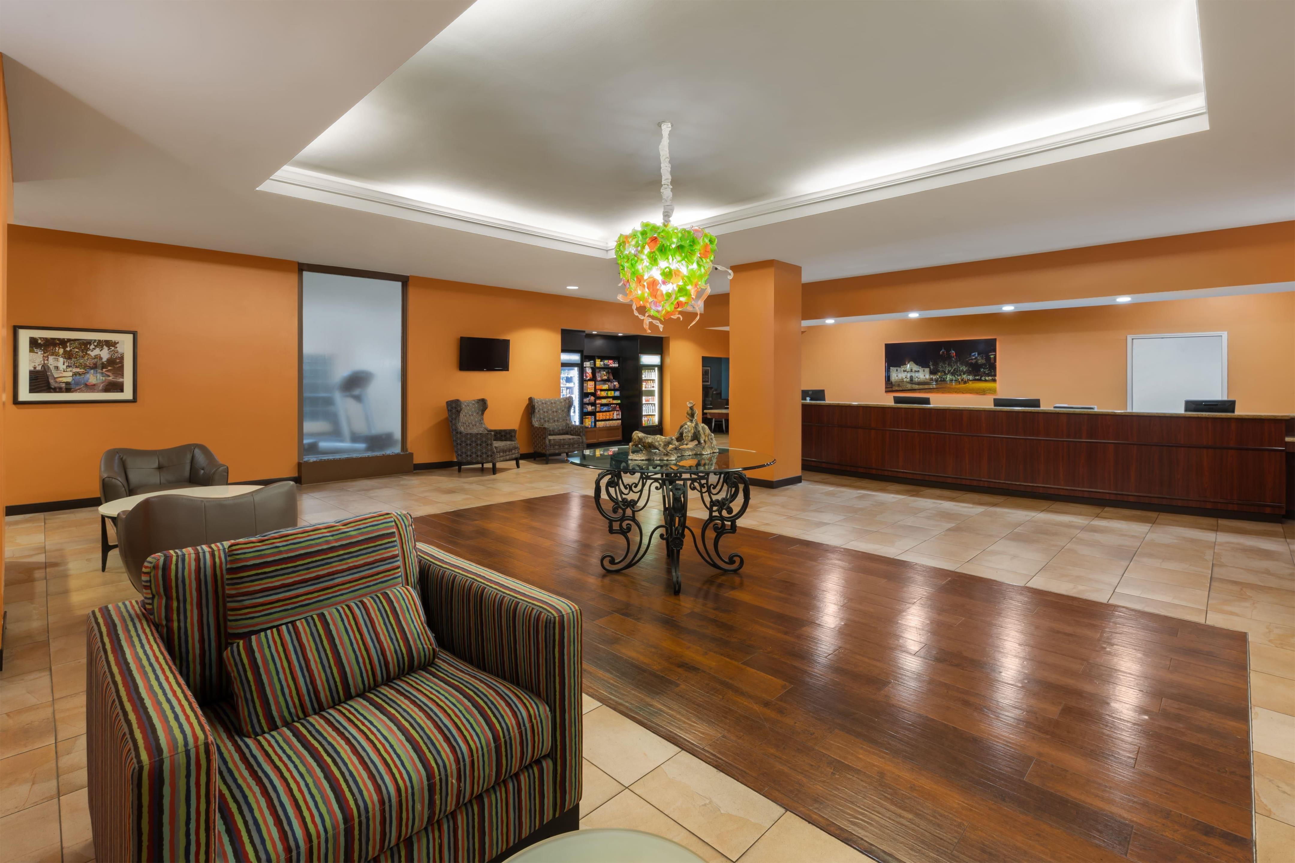 Lobby | La Quinta Inn & Suites by Wyndham San Antonio Medical Ctr NW