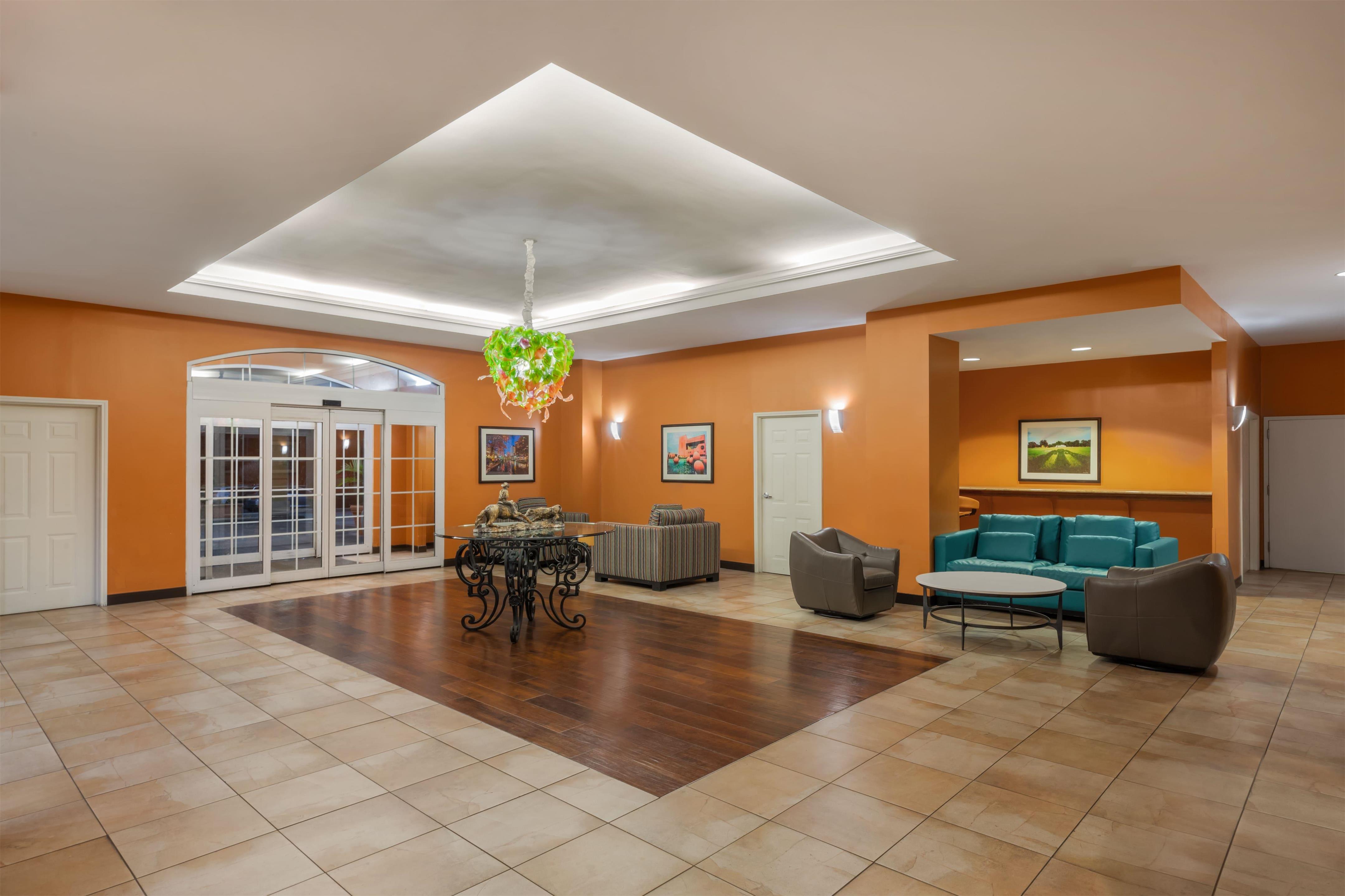 Lobby | La Quinta Inn & Suites by Wyndham San Antonio Medical Ctr NW