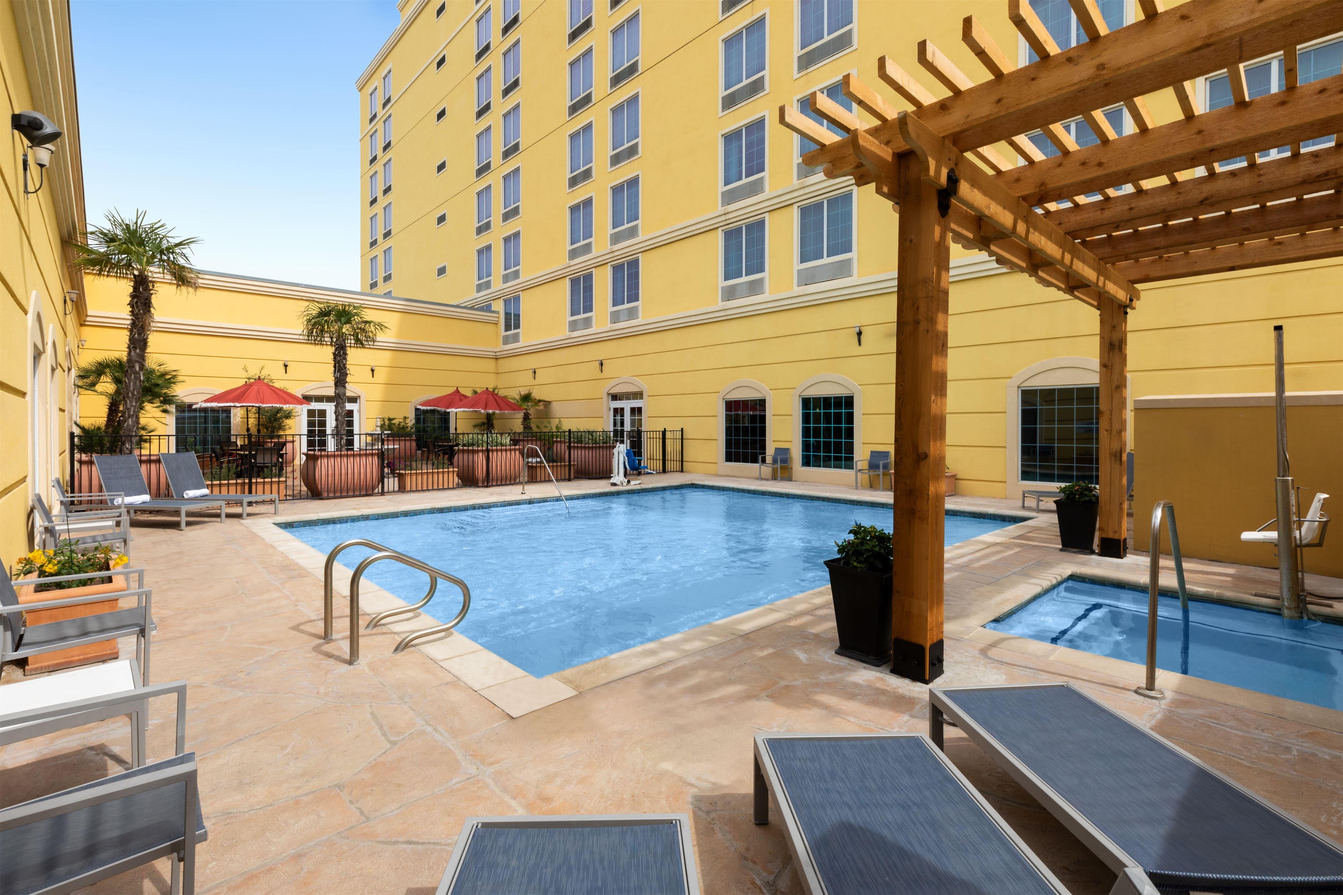 Pool | La Quinta Inn & Suites by Wyndham San Antonio Medical Ctr NW