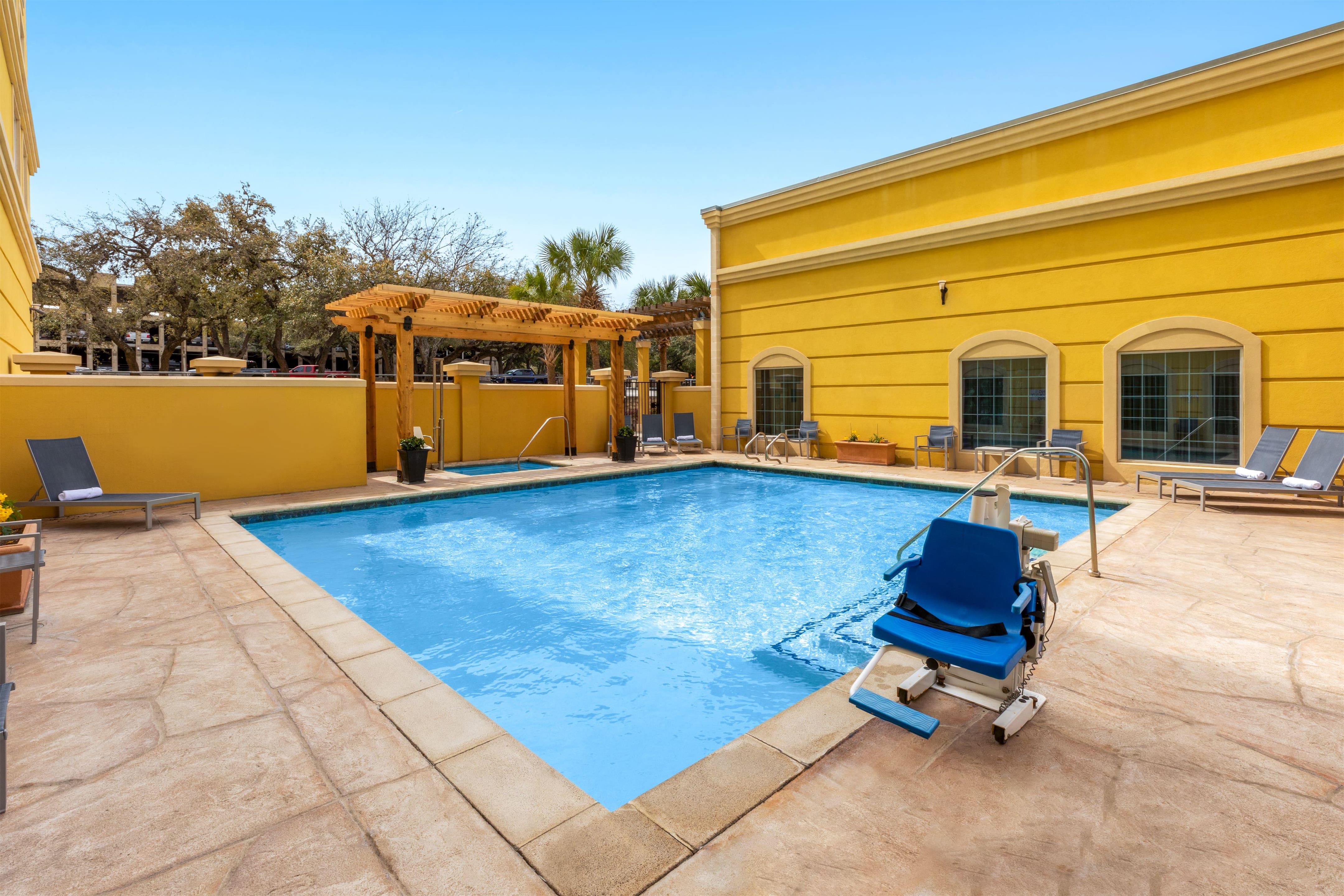 Pool | La Quinta Inn & Suites by Wyndham San Antonio Medical Ctr NW