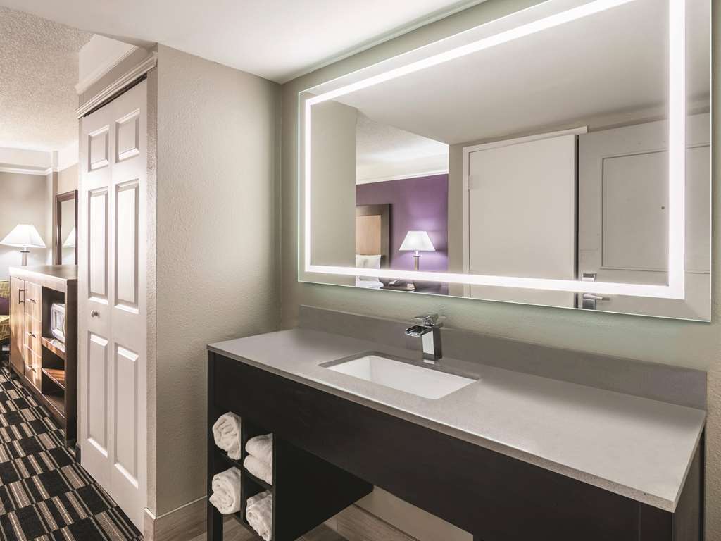 LA QUINTA INN JUPITER-guestroom-Guest Room,Bathroom,On-Site.jpg