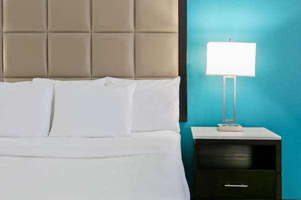  - La Quinta Inn & Suites Paris